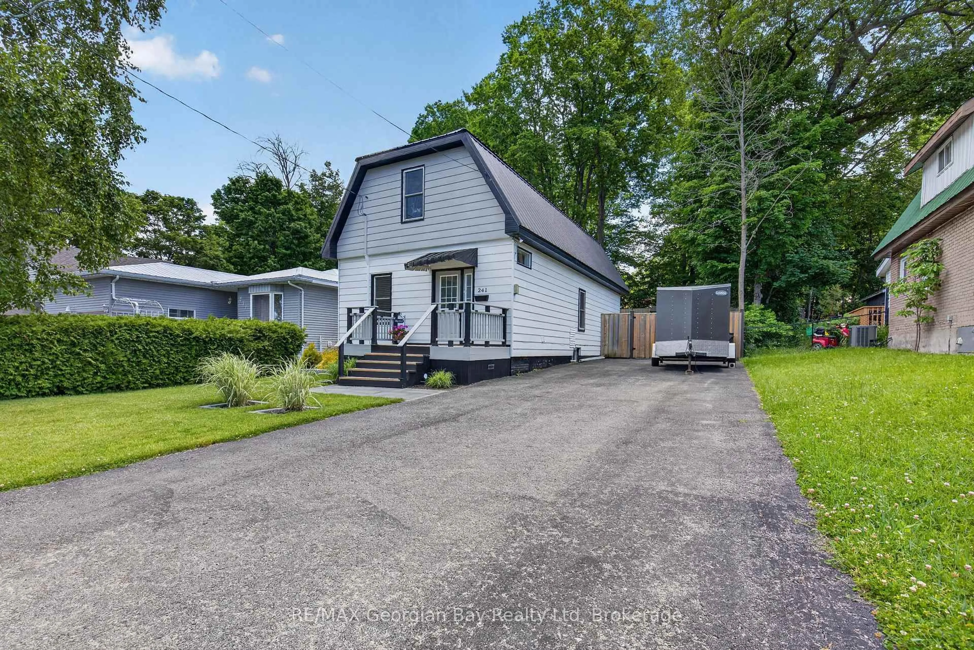 A pic from outside/outdoor area/front of a property/back of a property/a pic from drone, street for 241 Donalda St, Midland Ontario L4R 2N4