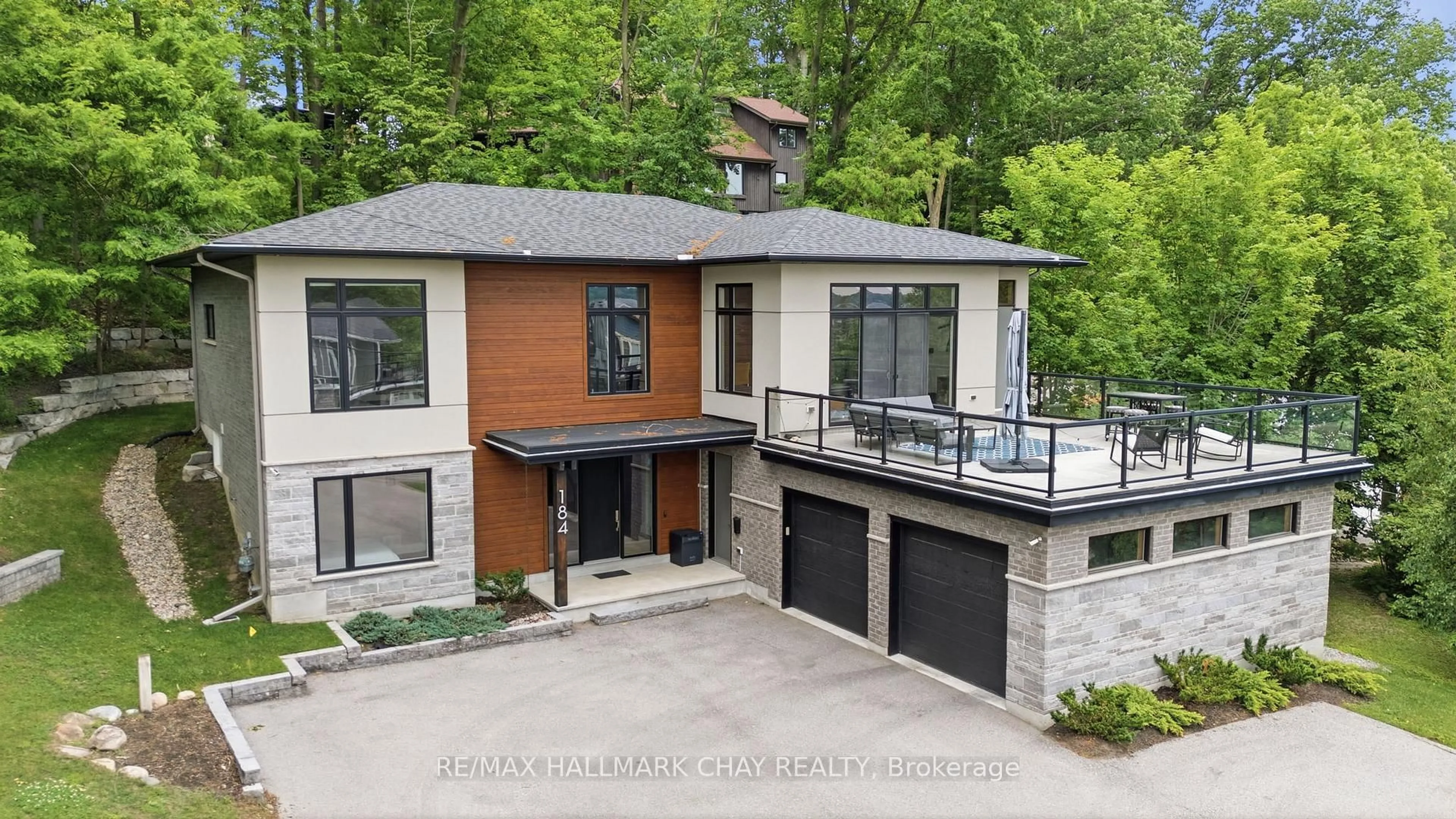 Home with brick exterior material, unknown for 184 Shanty Bay Rd, Barrie Ontario L4M 1E4
