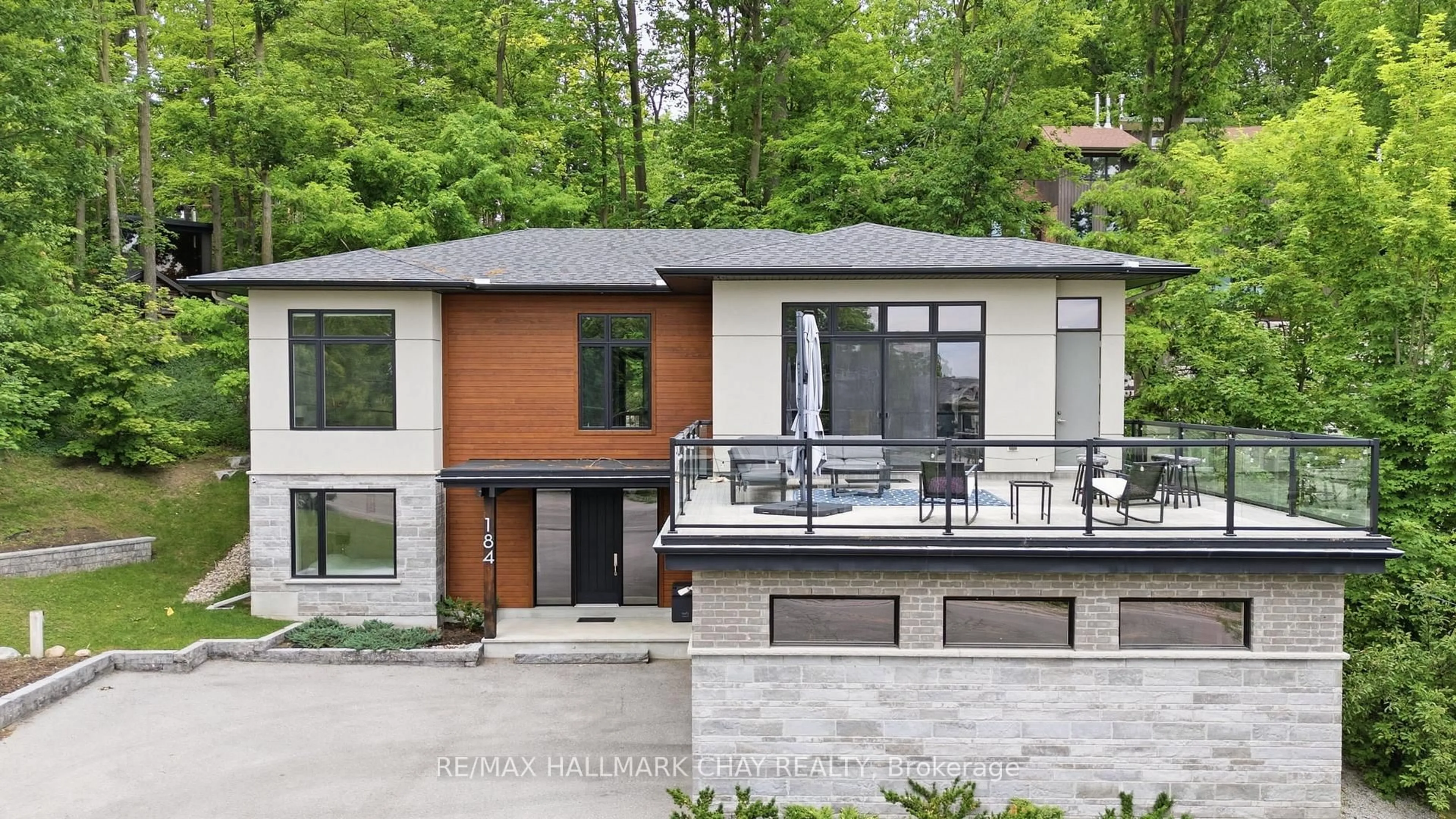 Home with brick exterior material, street for 184 Shanty Bay Rd, Barrie Ontario L4M 1E4