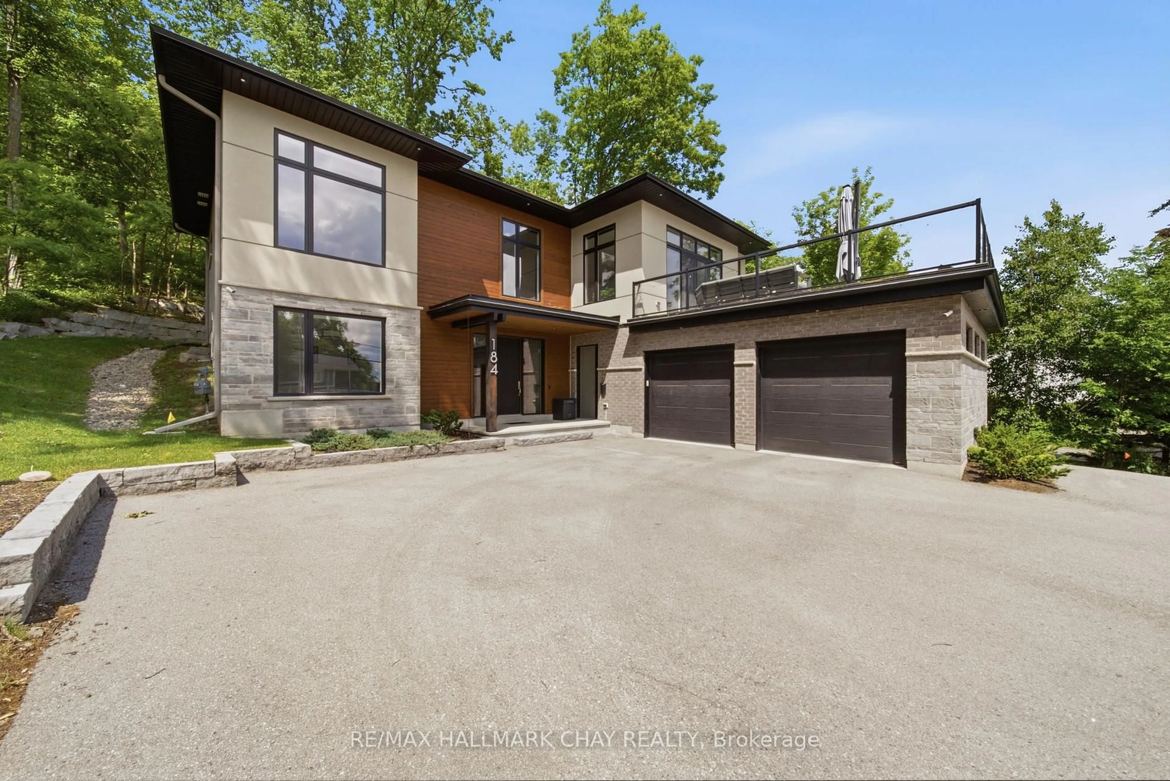 Home with brick exterior material, street for 184 Shanty Bay Rd, Barrie Ontario L4M 1E4