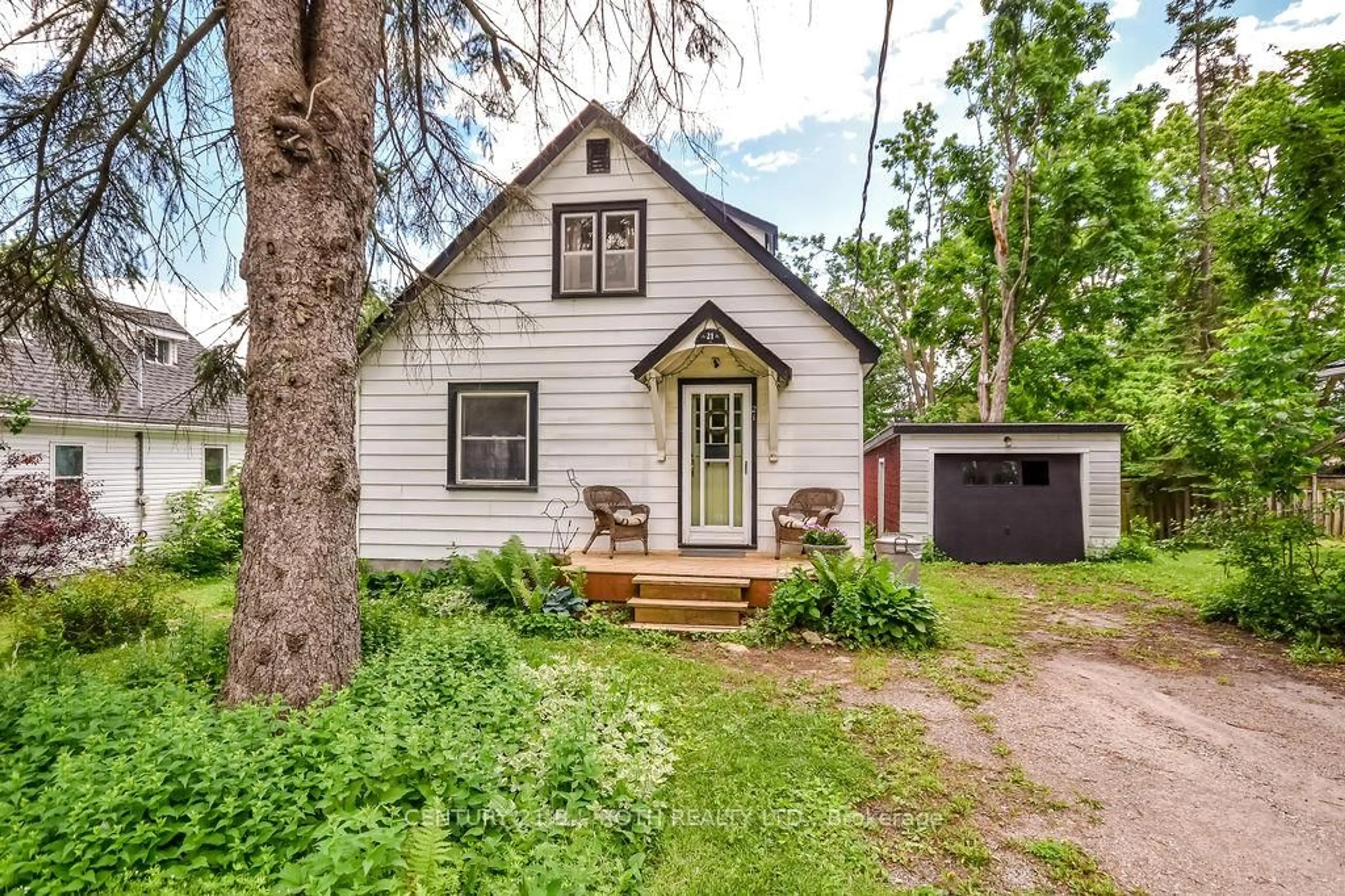 Home with vinyl exterior material, street for 21 BENNER St, Orillia Ontario L3V 2G6