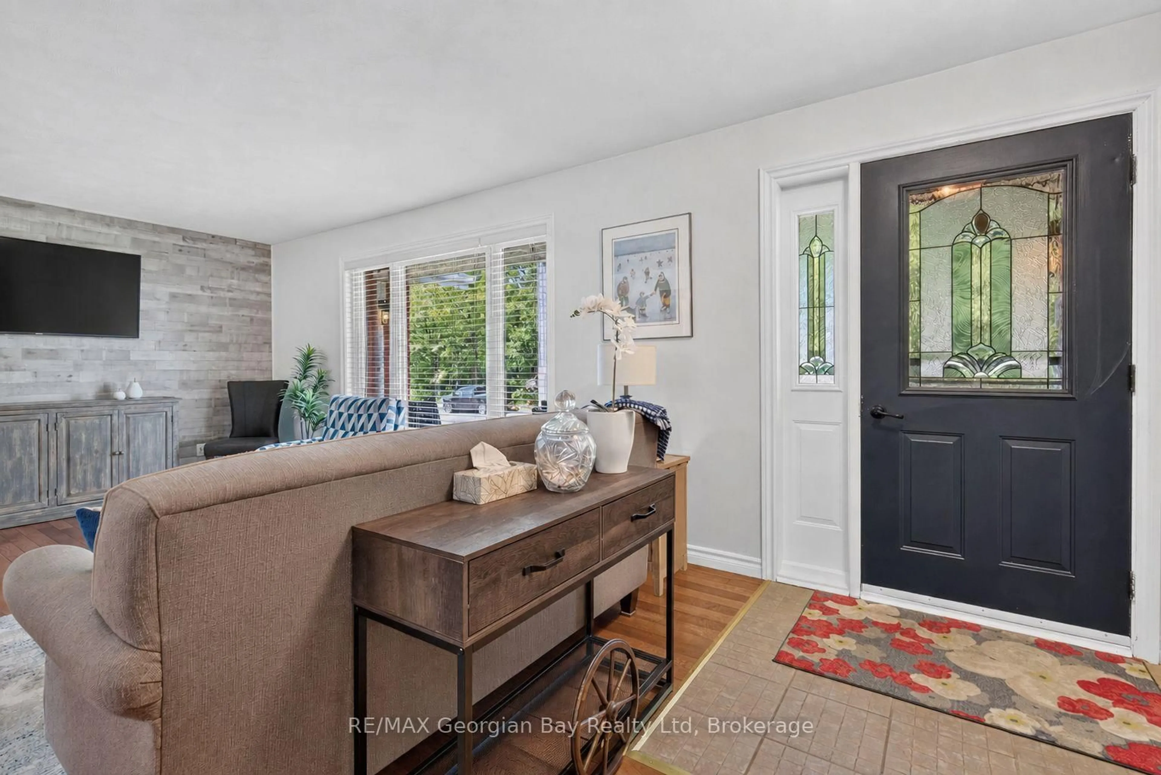 Indoor entryway for 71 Lorne Ave, Penetanguishene Ontario L9M 1H8