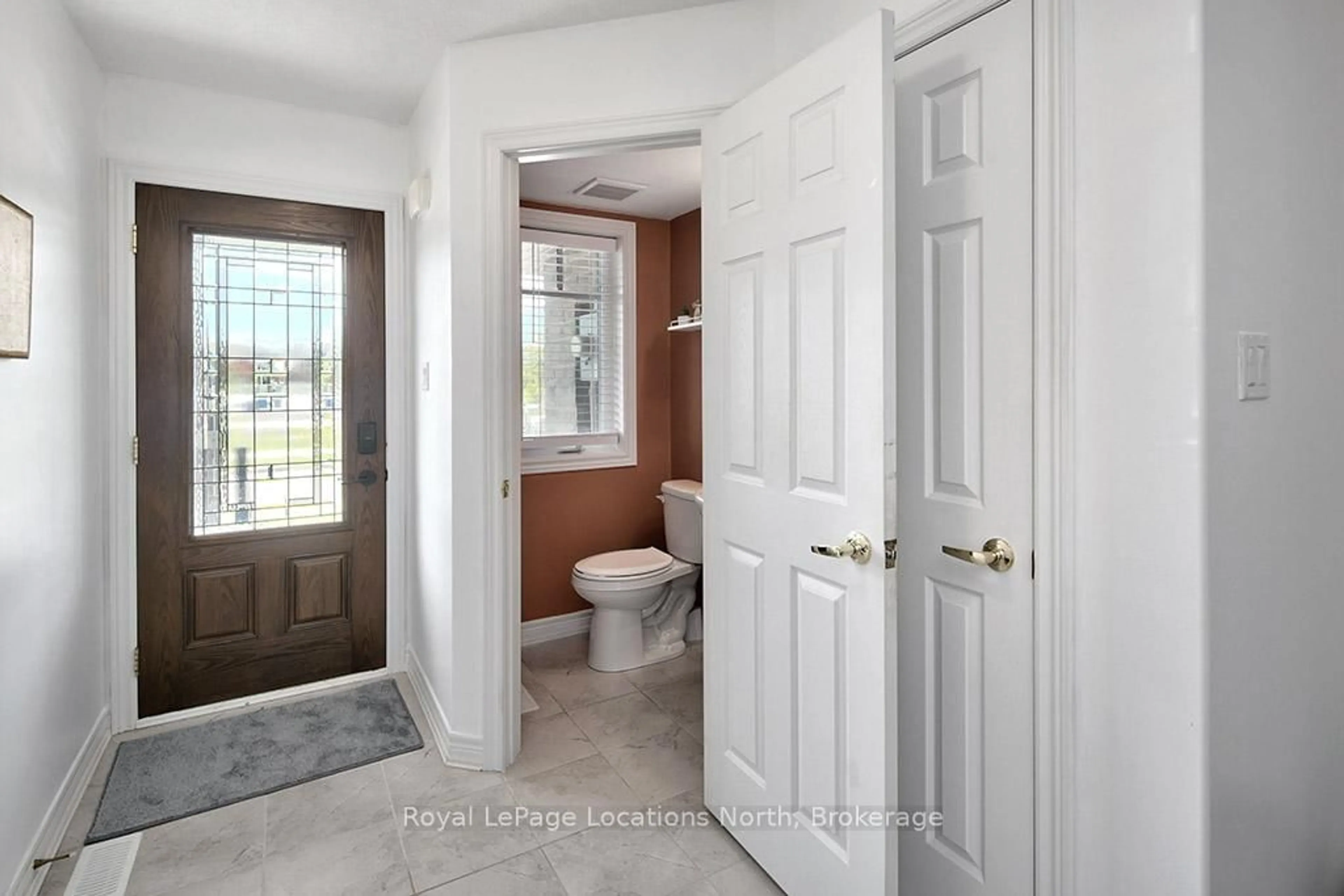 Indoor entryway for 38 Plewes Dr, Collingwood Ontario L9Y 3B7