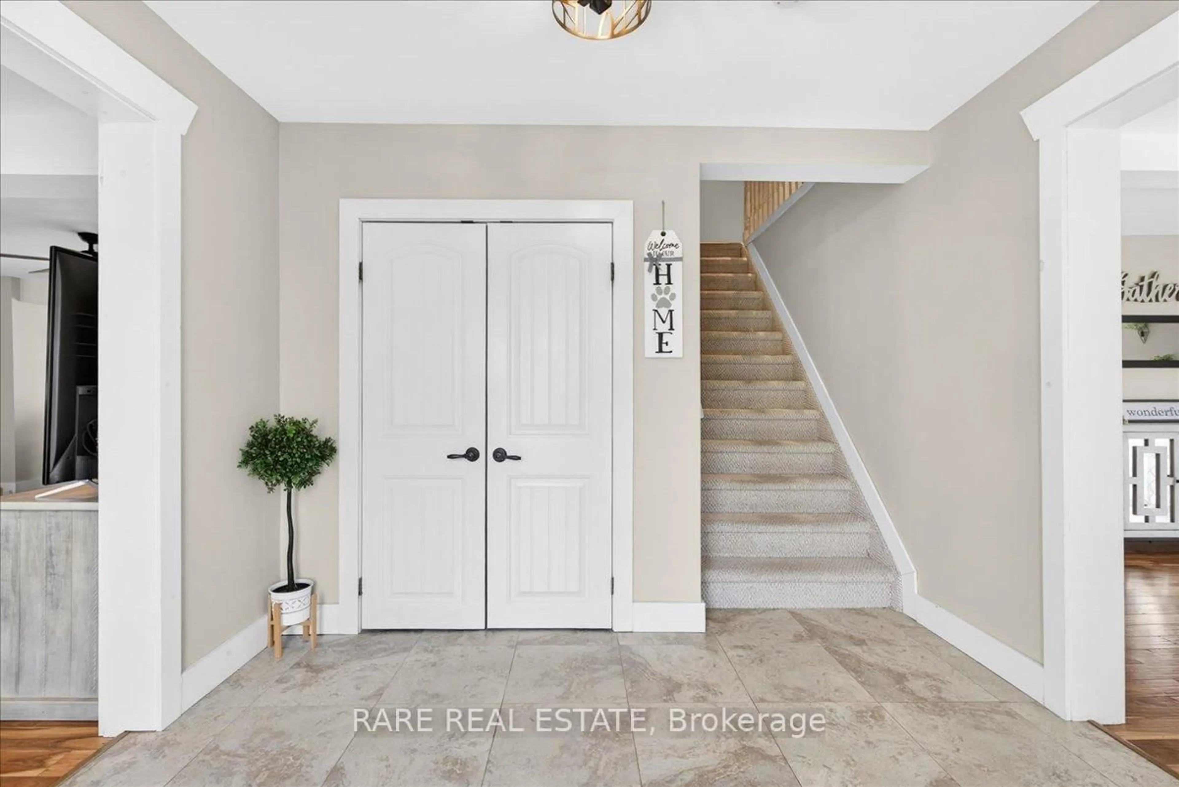 Indoor entryway for 2570 Creemore Ave, Clearview Ontario L0M 1N0