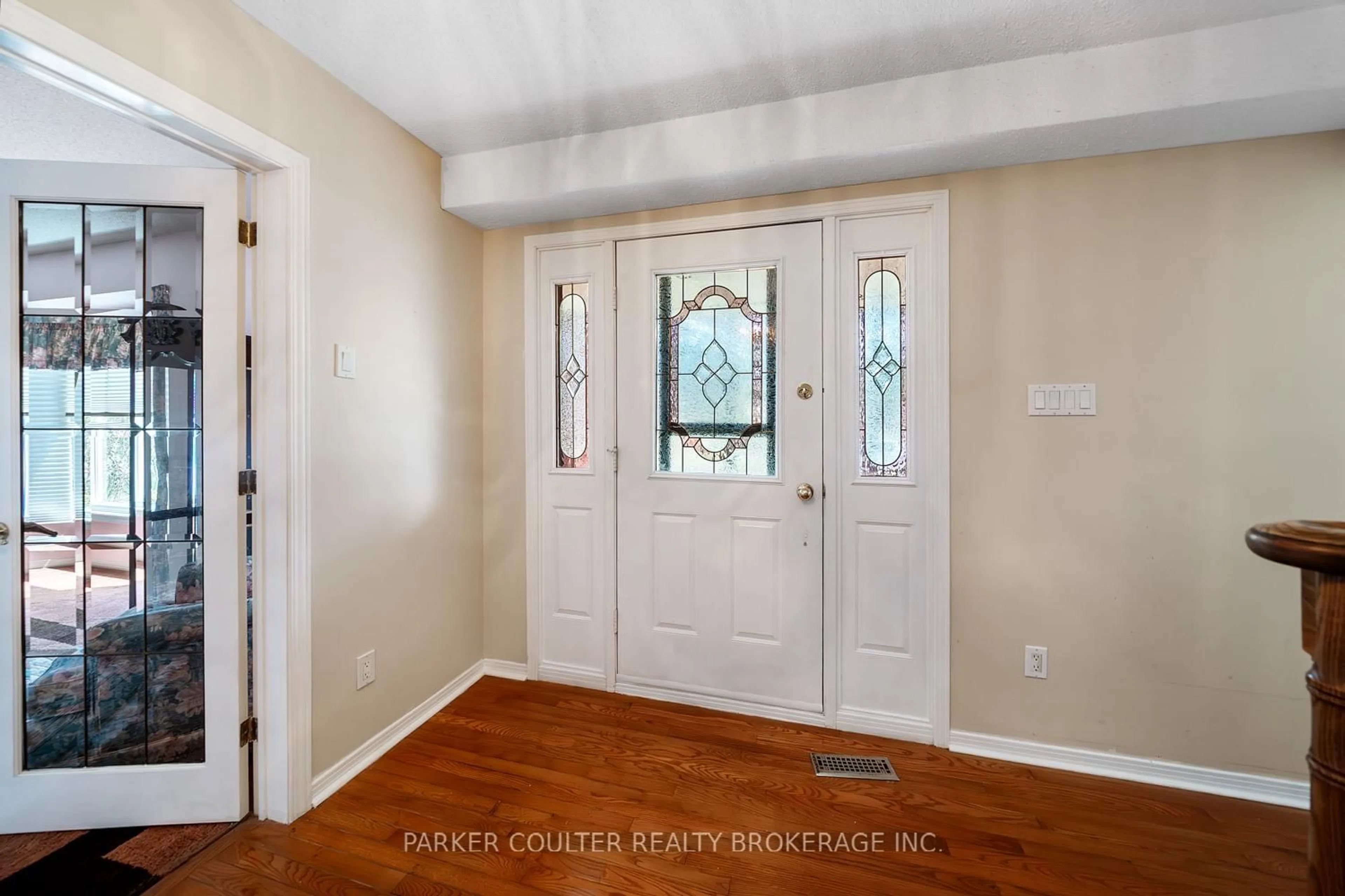 Indoor entryway for 16 Cardinal Cres, Springwater Ontario L9X 0R1
