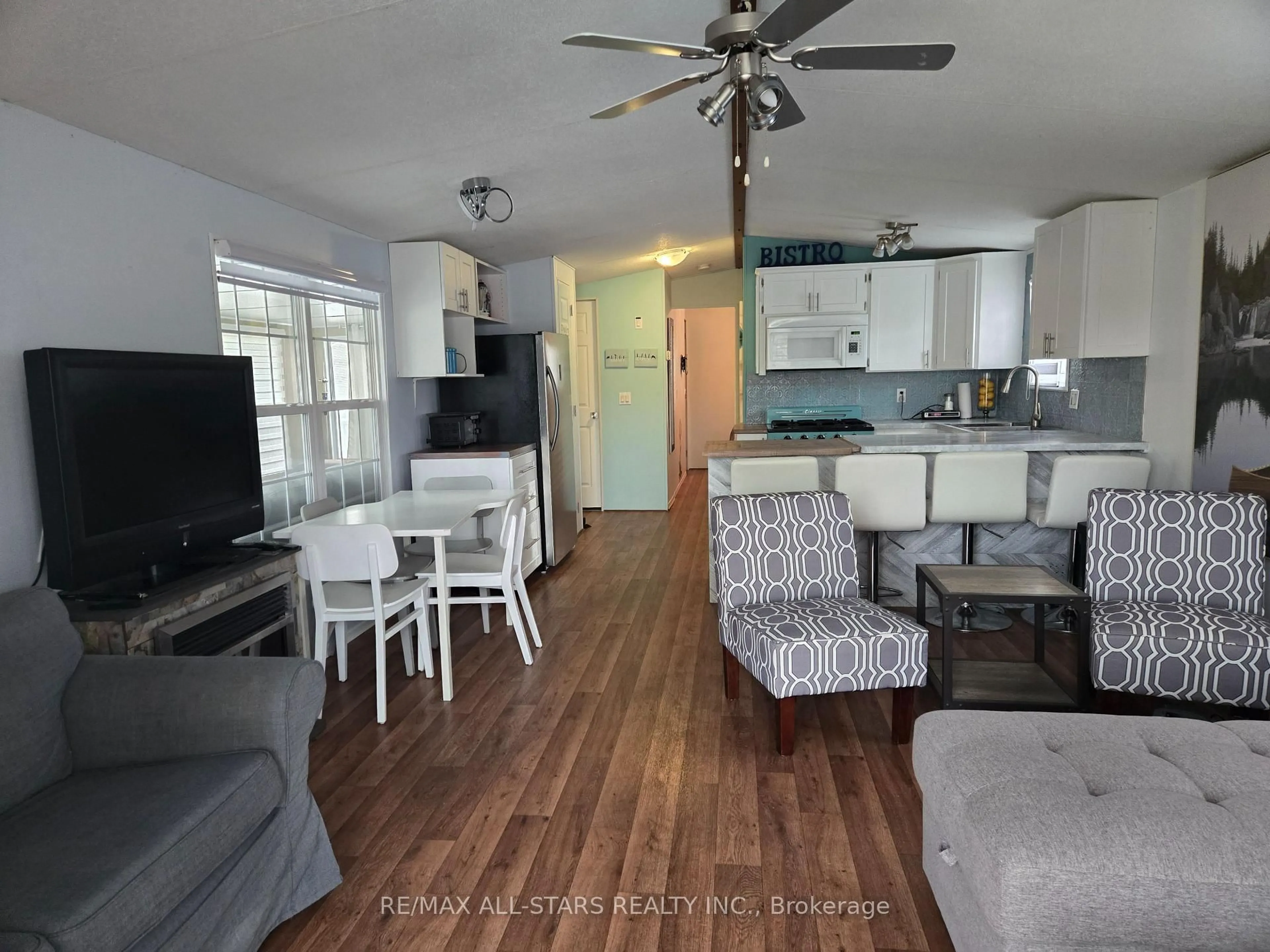 Living room with furniture, wood/laminate floor for 1 KENORA Tr, Wasaga Beach Ontario L9Z 1X7