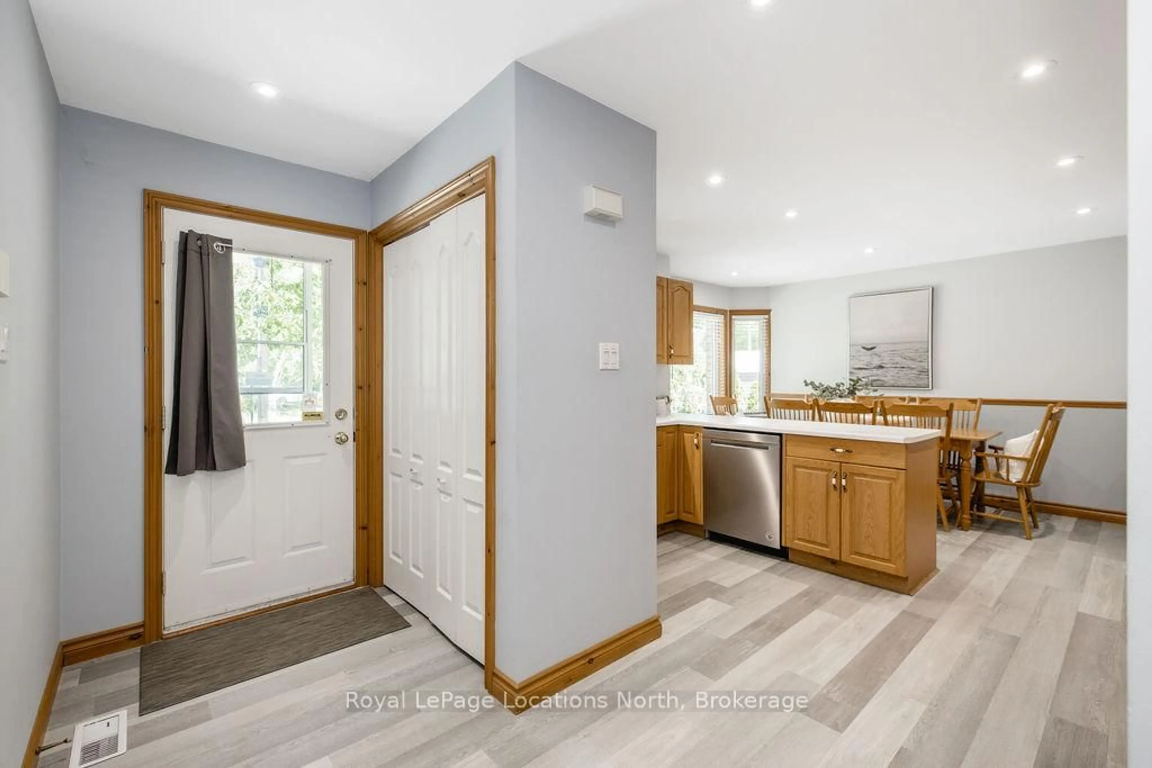 Open concept kitchen, unknown for 39 MCCAGUE St, Wasaga Beach Ontario L9Z 2E5