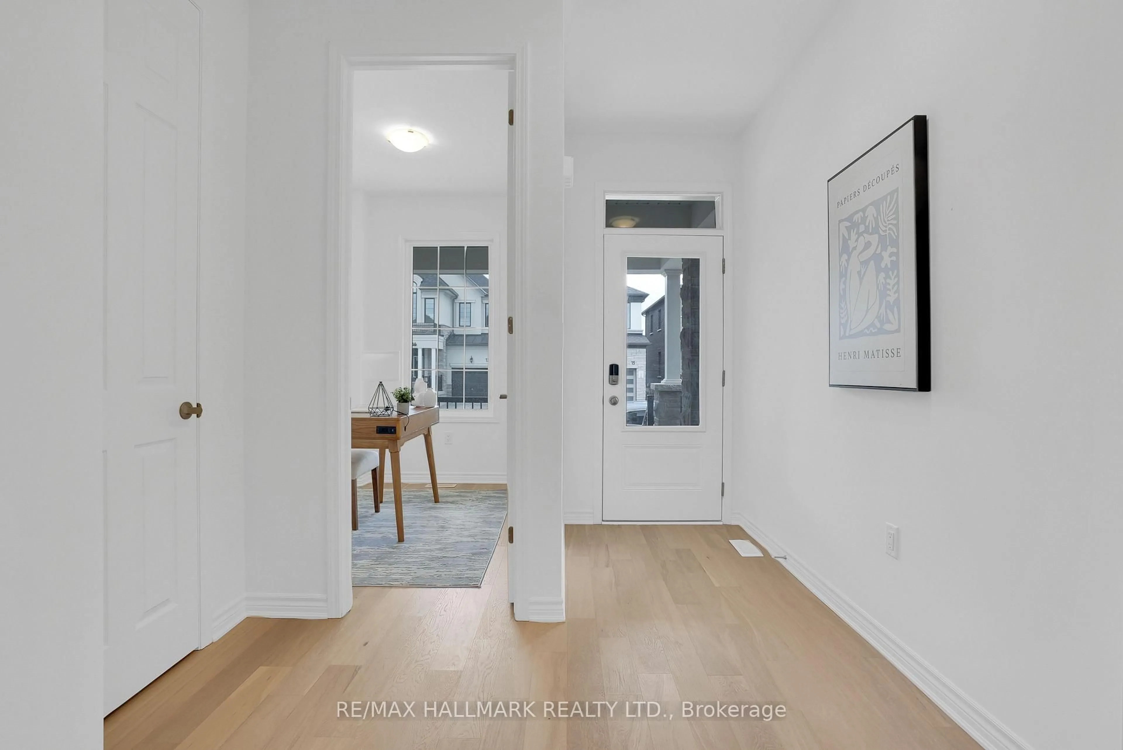 Indoor entryway for 16 Foxley Hts, Barrie Ontario L9J 1A6