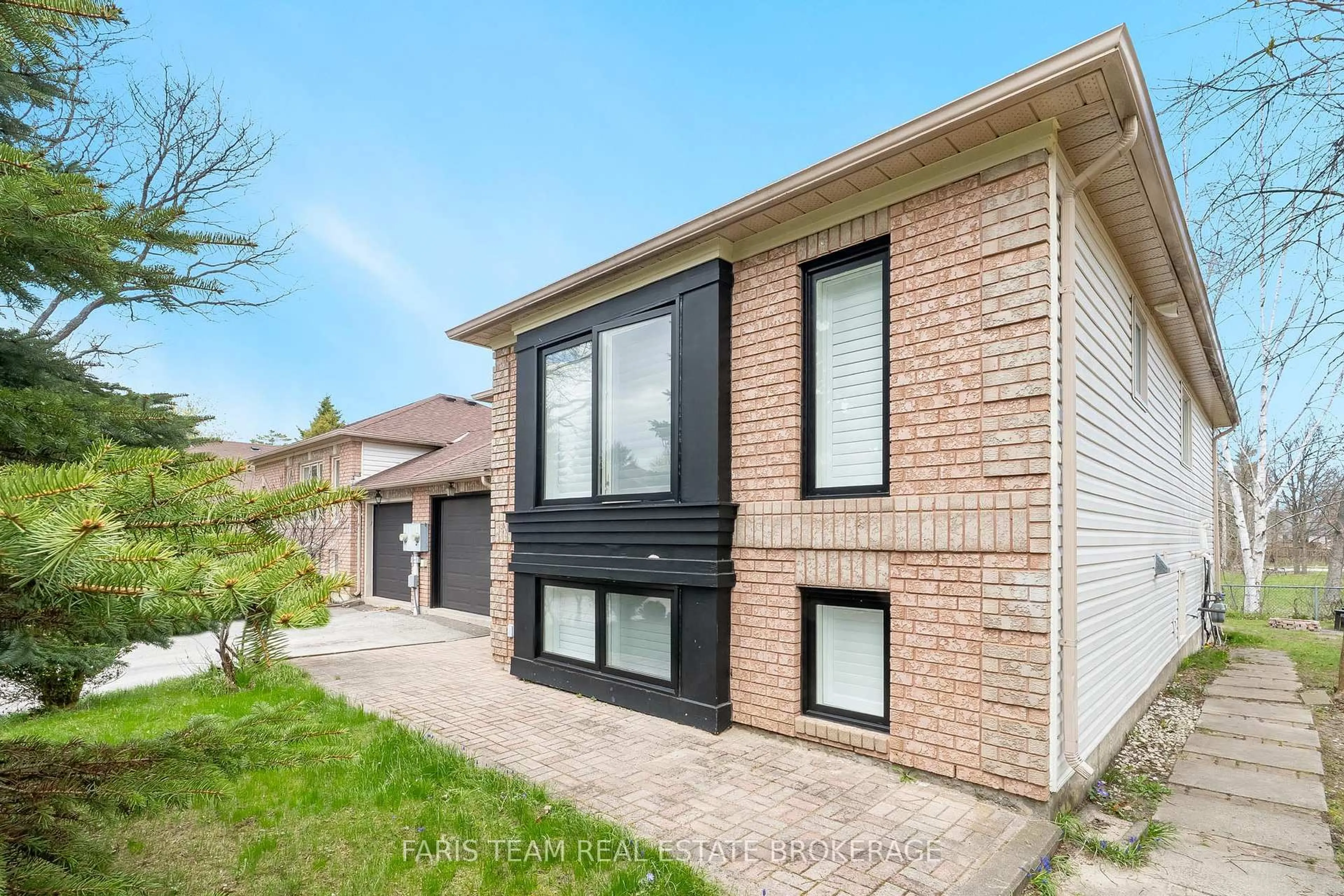 Home with brick exterior material, street for 5 Harbour Cres, Wasaga Beach Ontario L9Z 1G4