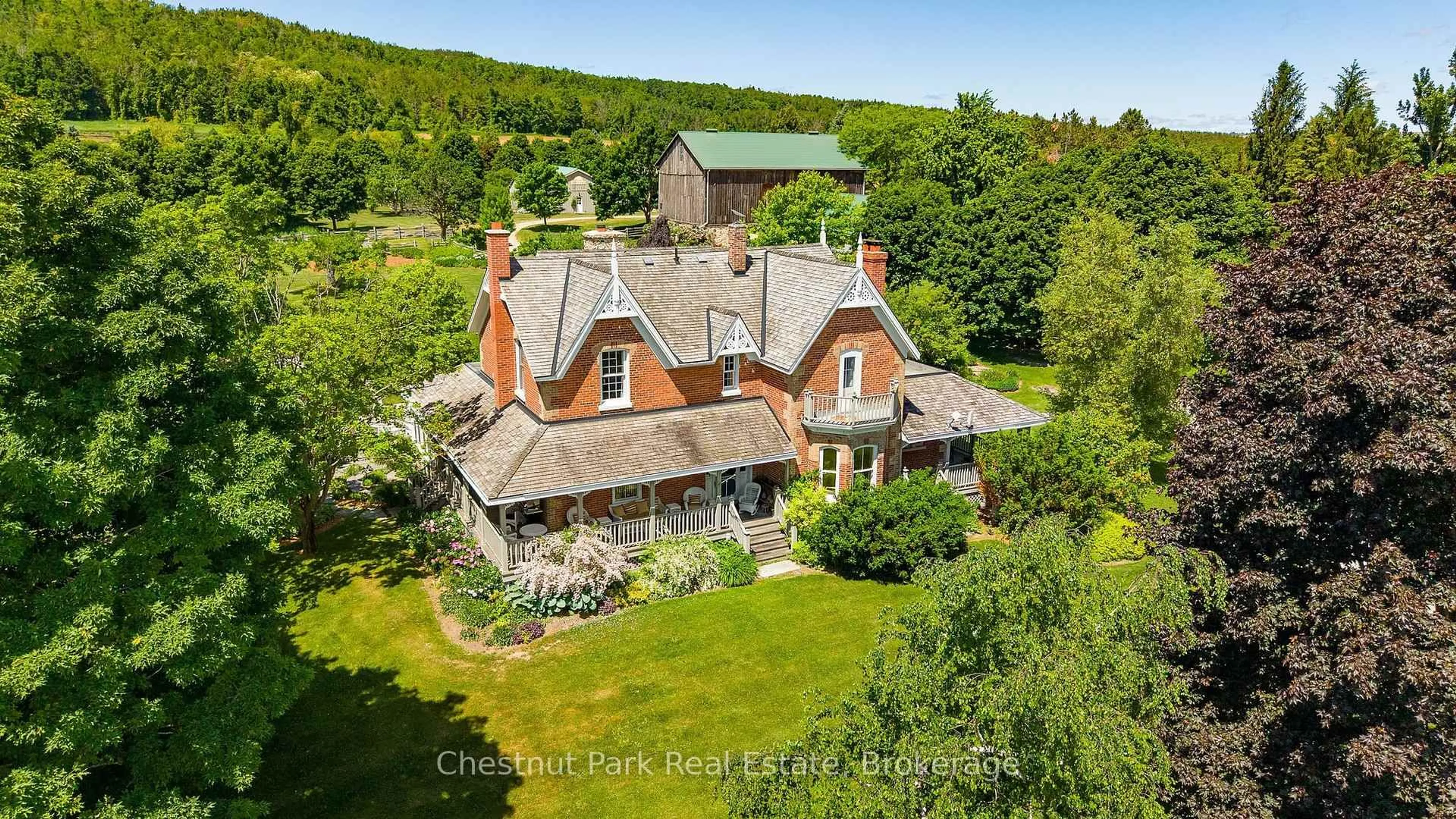 A pic from outside/outdoor area/front of a property/back of a property/a pic from drone, building for 3554 Concession 3, Clearview Ontario L0M 1G0