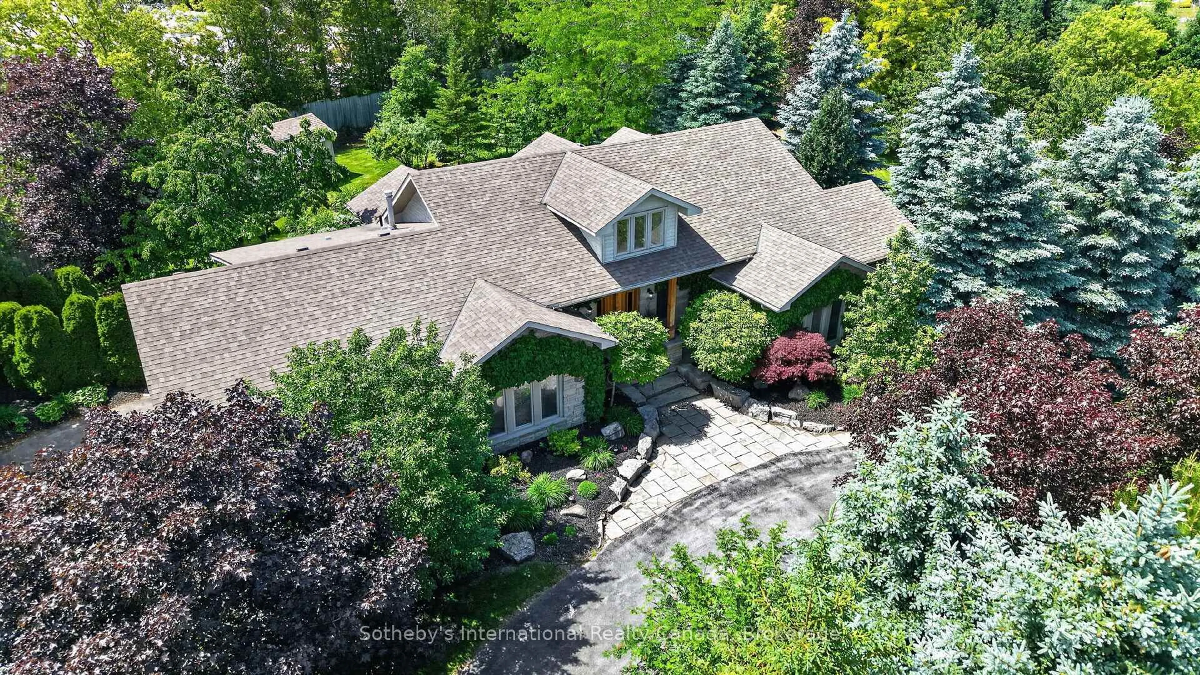 A pic from outside/outdoor area/front of a property/back of a property/a pic from drone, unknown for 2 Evergreen Rd, Collingwood Ontario L9Y 5A8