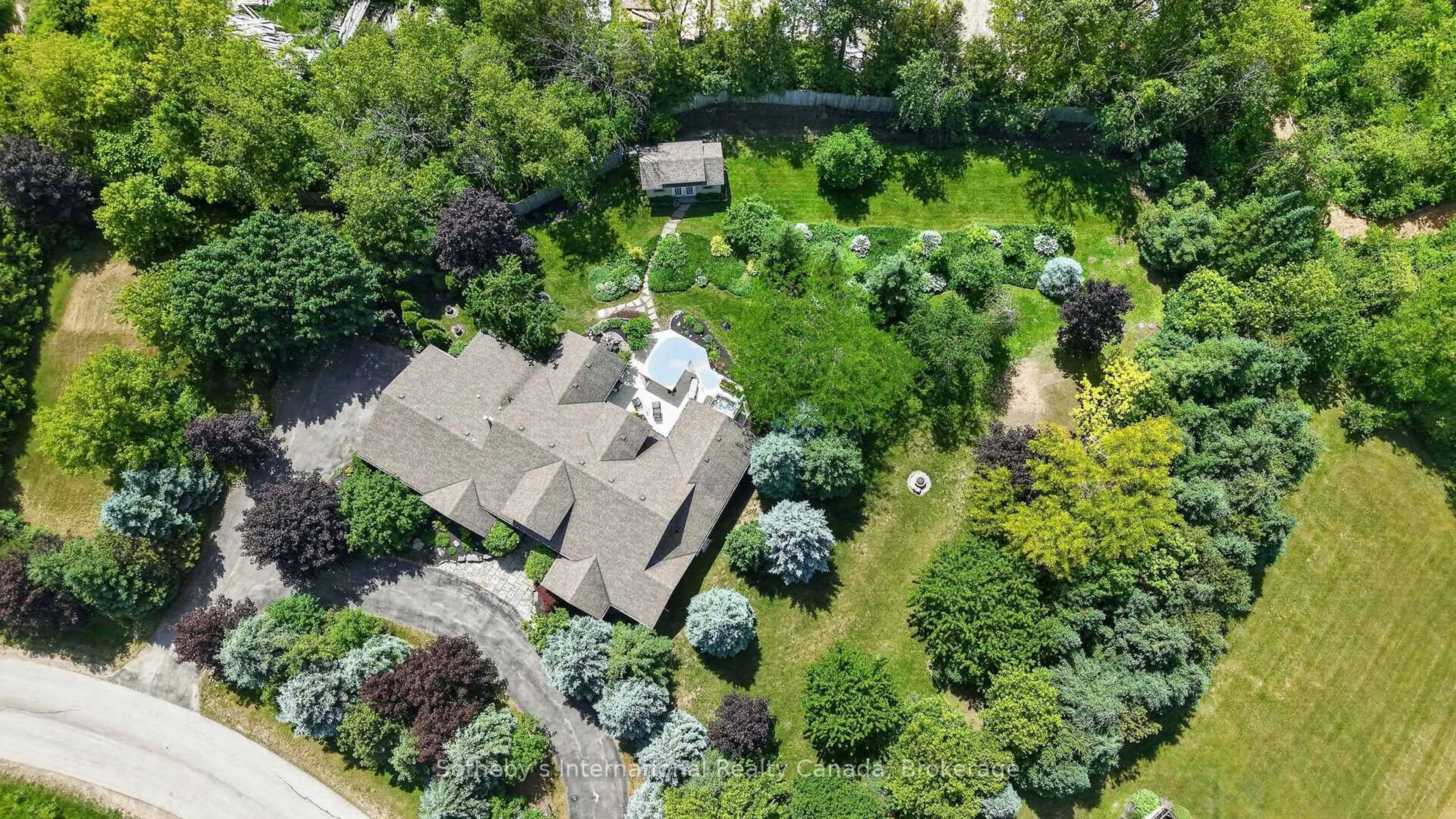 A pic from outside/outdoor area/front of a property/back of a property/a pic from drone, street for 2 Evergreen Rd, Collingwood Ontario L9Y 5A8