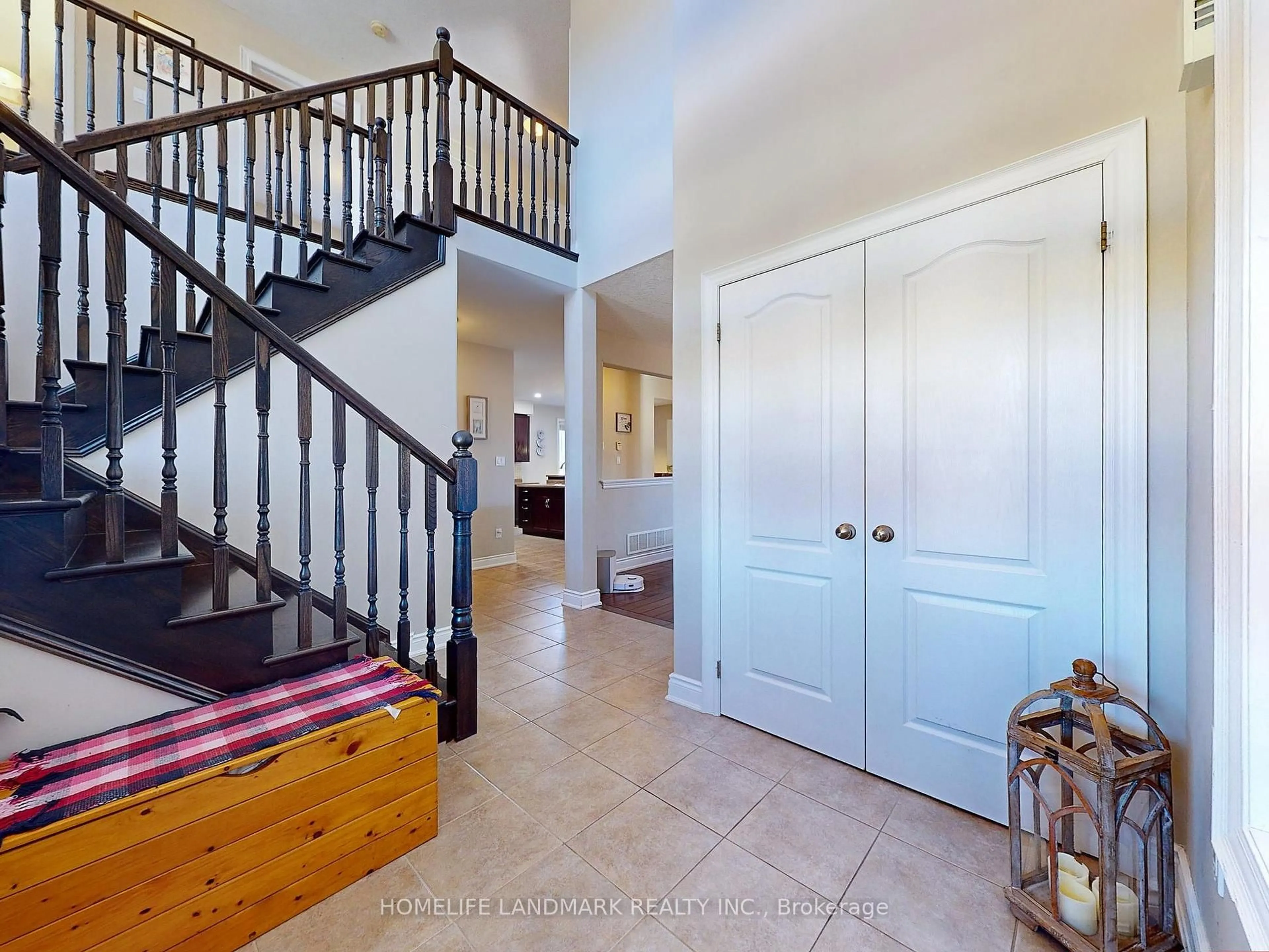 Indoor entryway for 73 GRAIHAWK Dr, Barrie Ontario L4N 6G7