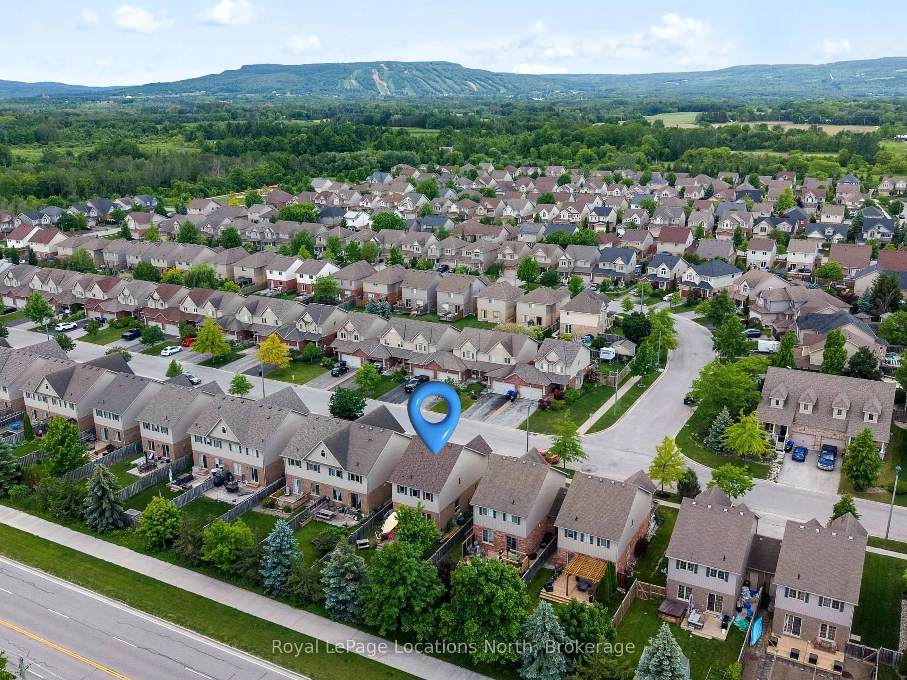 A pic from outside/outdoor area/front of a property/back of a property/a pic from drone, mountain view for 21 Barr St, Collingwood Ontario L9Y 0E7