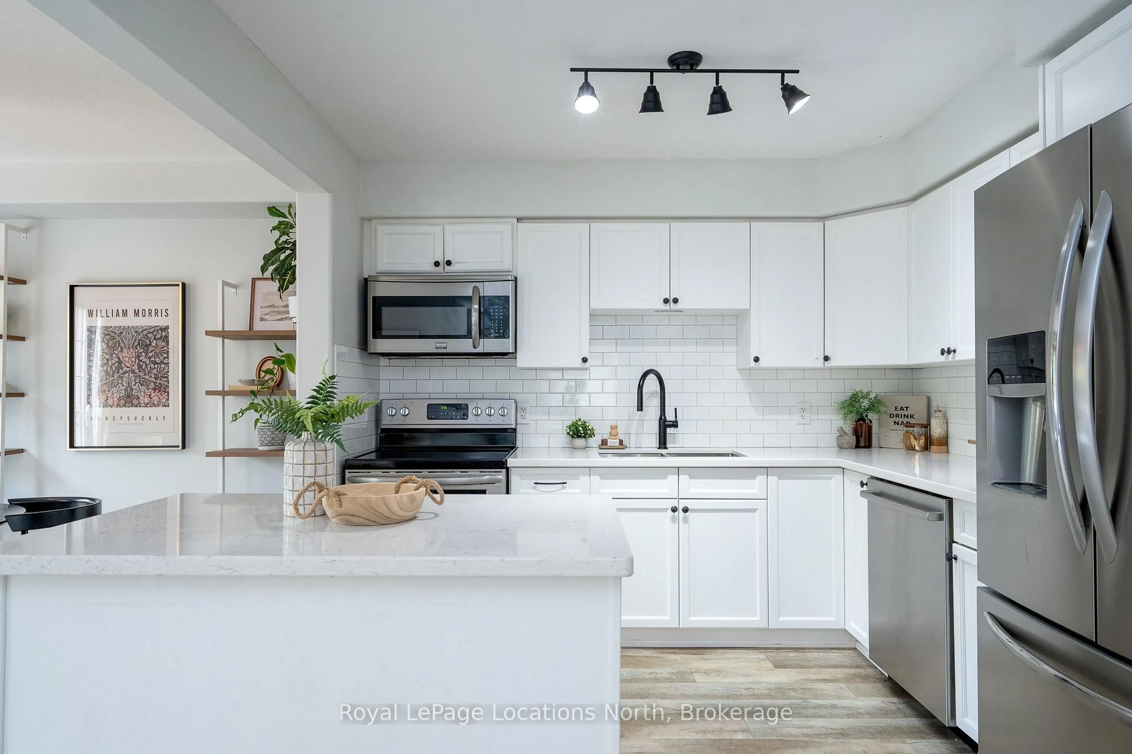 Open concept kitchen, ceramic/tile floor for 21 Barr St, Collingwood Ontario L9Y 0E7