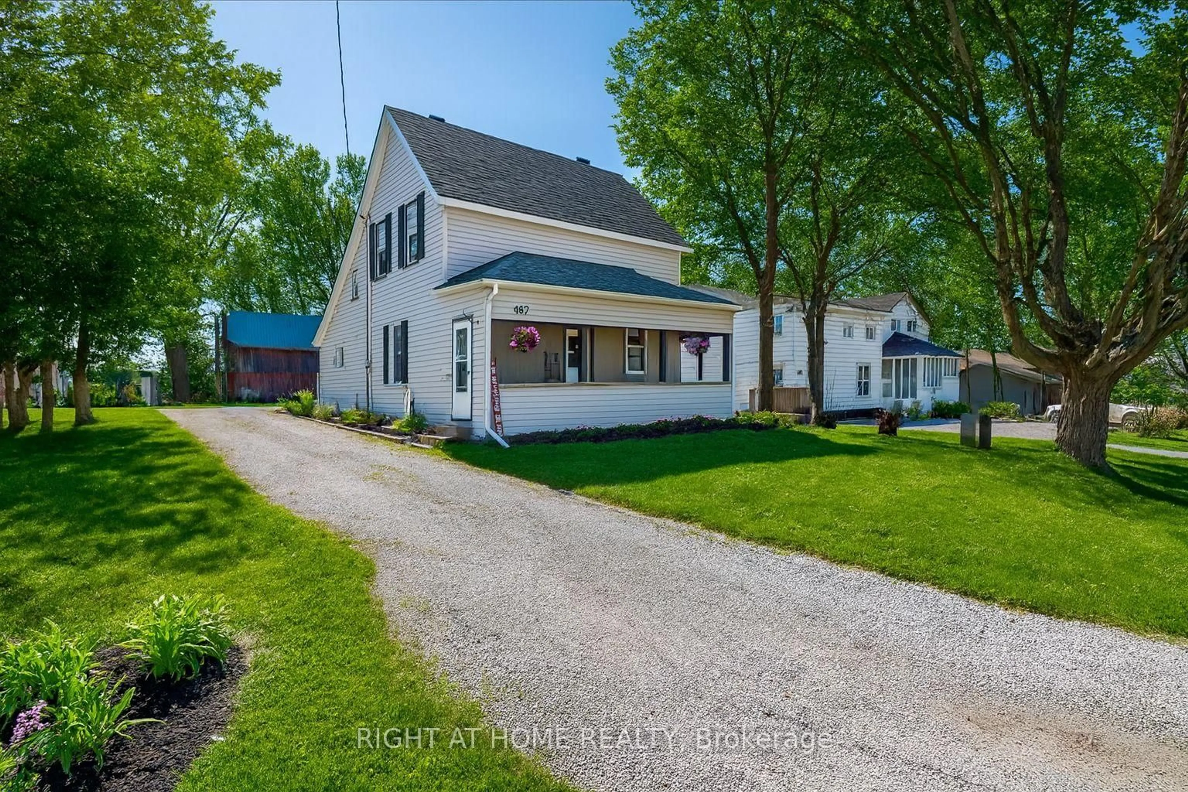 A pic from outside/outdoor area/front of a property/back of a property/a pic from drone, street for 467 High St, Orillia Ontario L3V 4X8