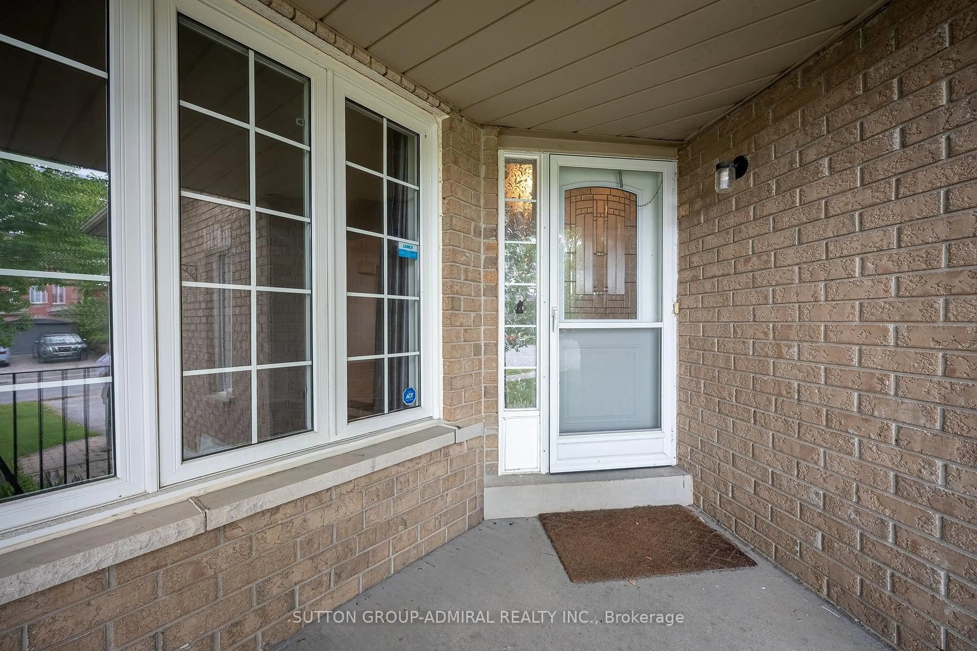 Indoor entryway for 120 Widgeon St, Barrie Ontario L4N 8W4