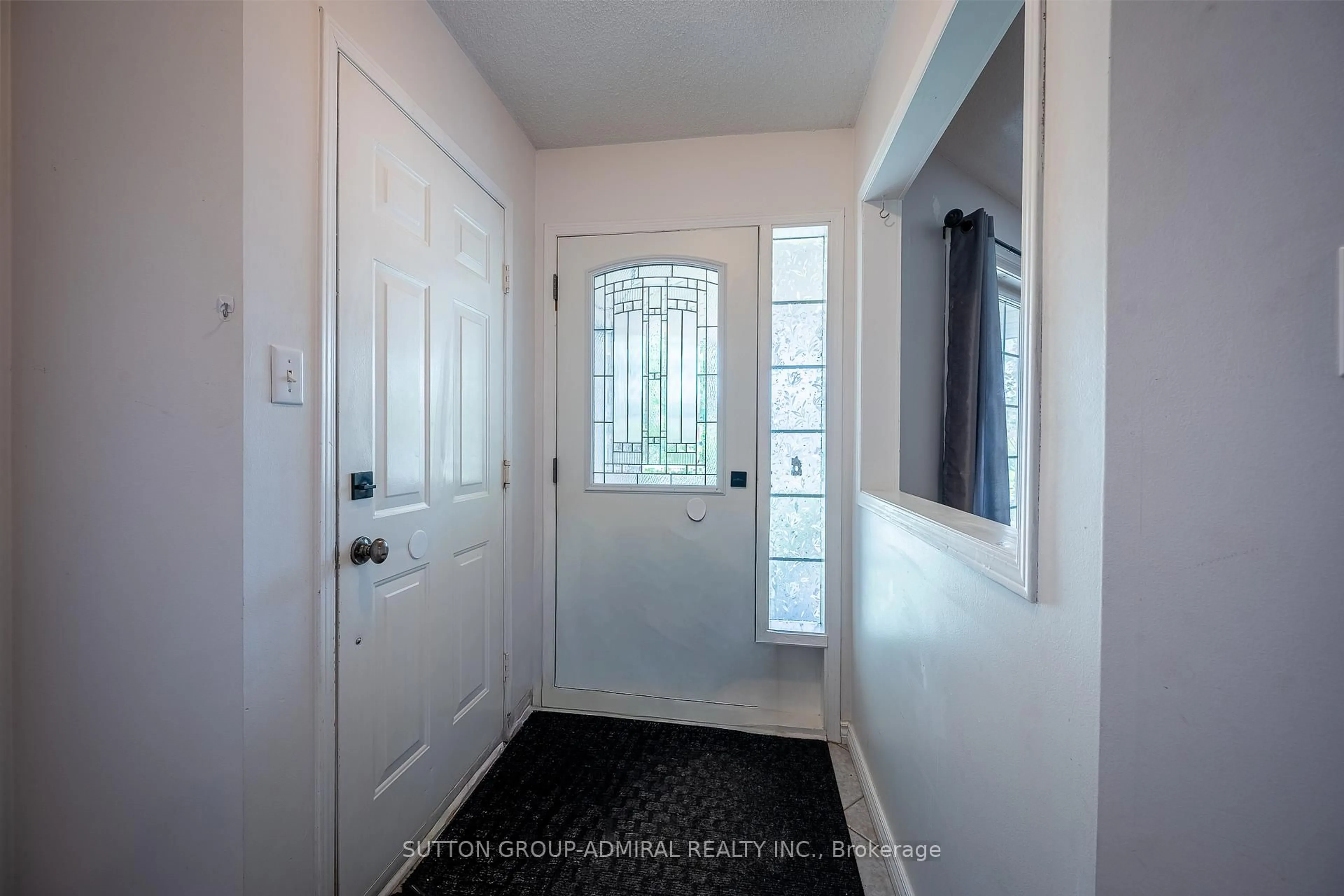 Indoor entryway for 120 Widgeon St, Barrie Ontario L4N 8W4