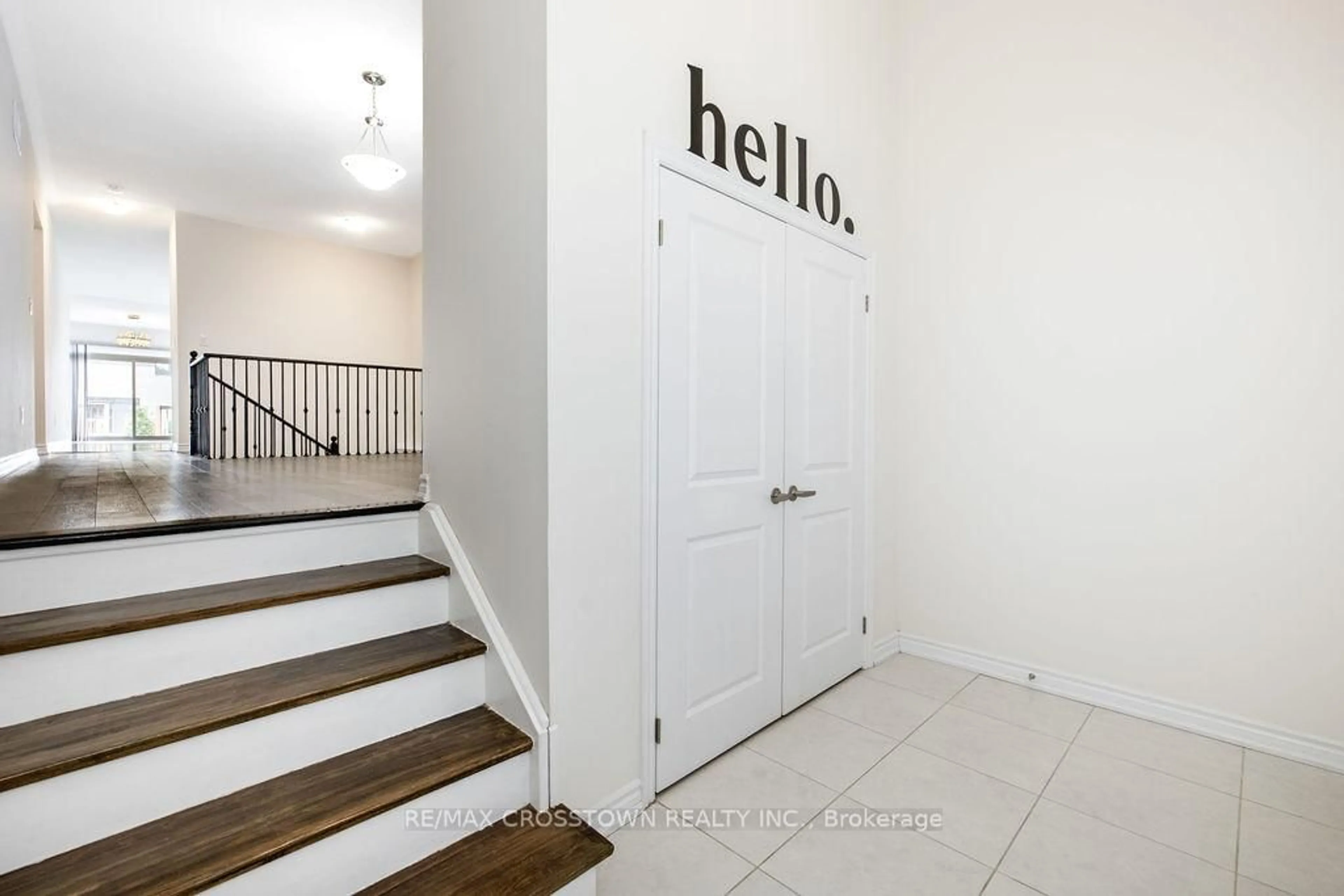 Indoor entryway for 22 Simona Ave, Wasaga Beach Ontario L9Z 0L4