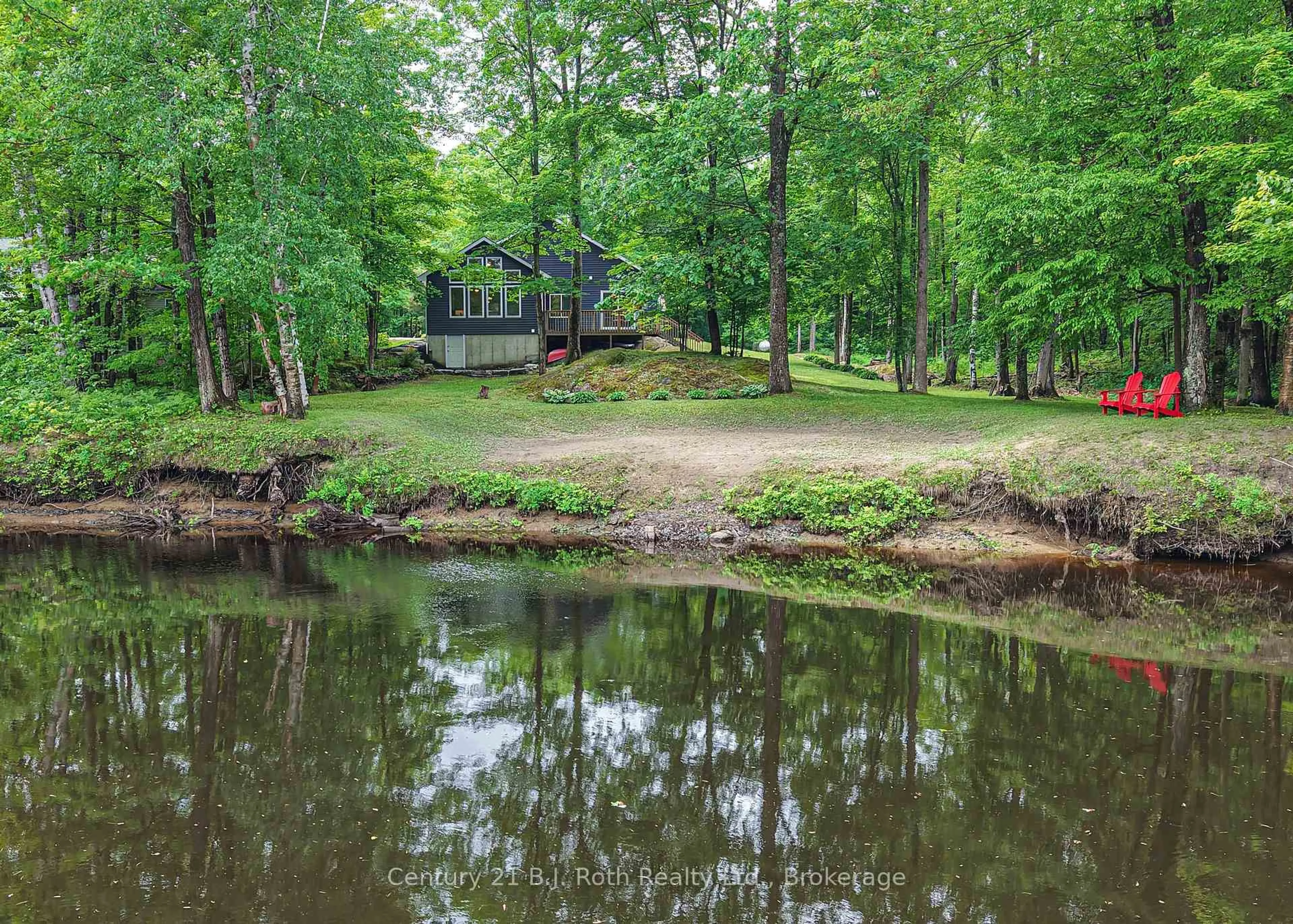 A pic from outside/outdoor area/front of a property/back of a property/a pic from drone, water/lake/river/ocean view for 7463 Davy Dr, Ramara Ontario L0K 2B0