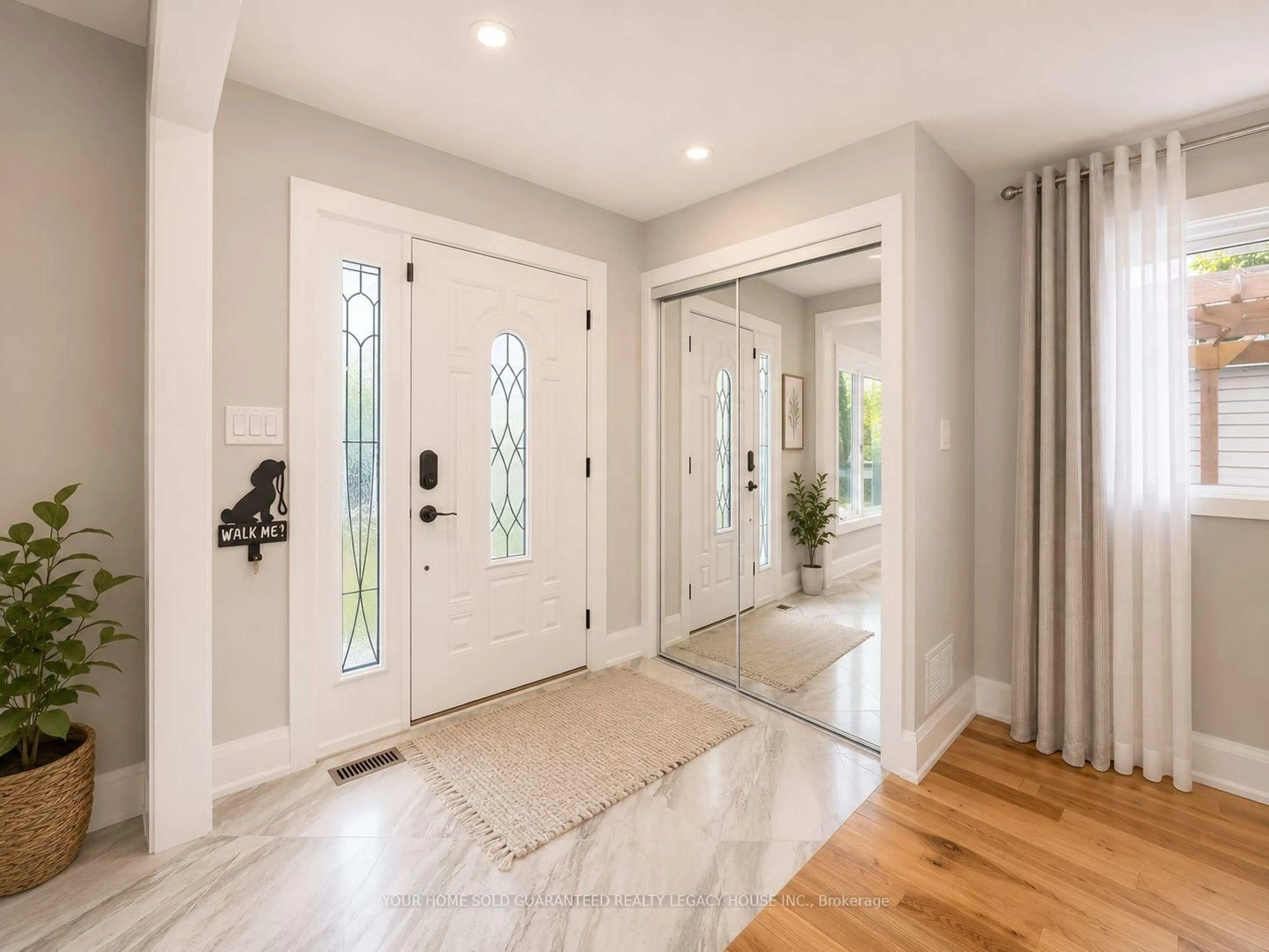 Indoor entryway for 51 Springhome Rd, Barrie Ontario L4N 2W6