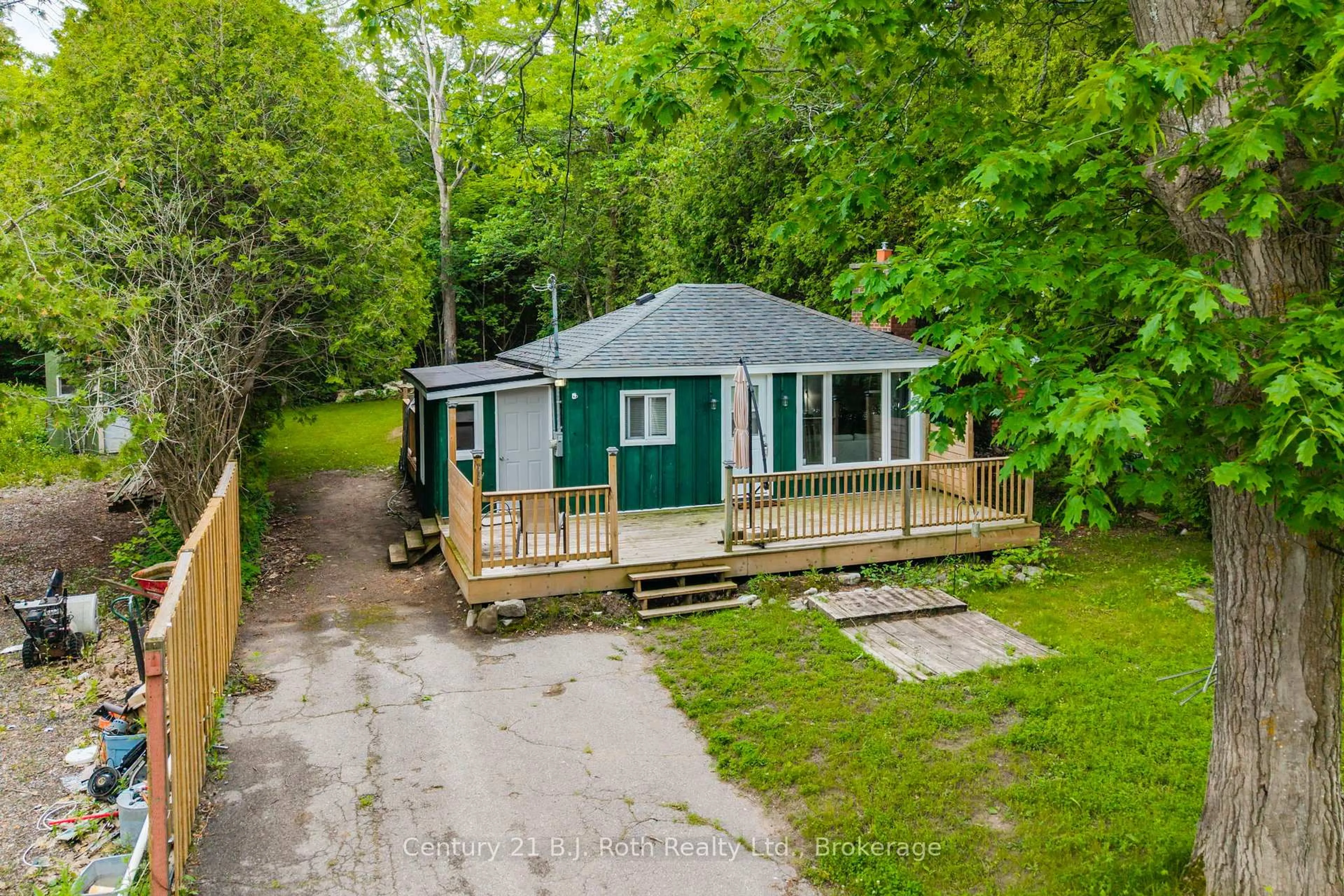 A pic from outside/outdoor area/front of a property/back of a property/a pic from drone, unknown for 23 Earldom Blvd, Tay Ontario L0K 1R0