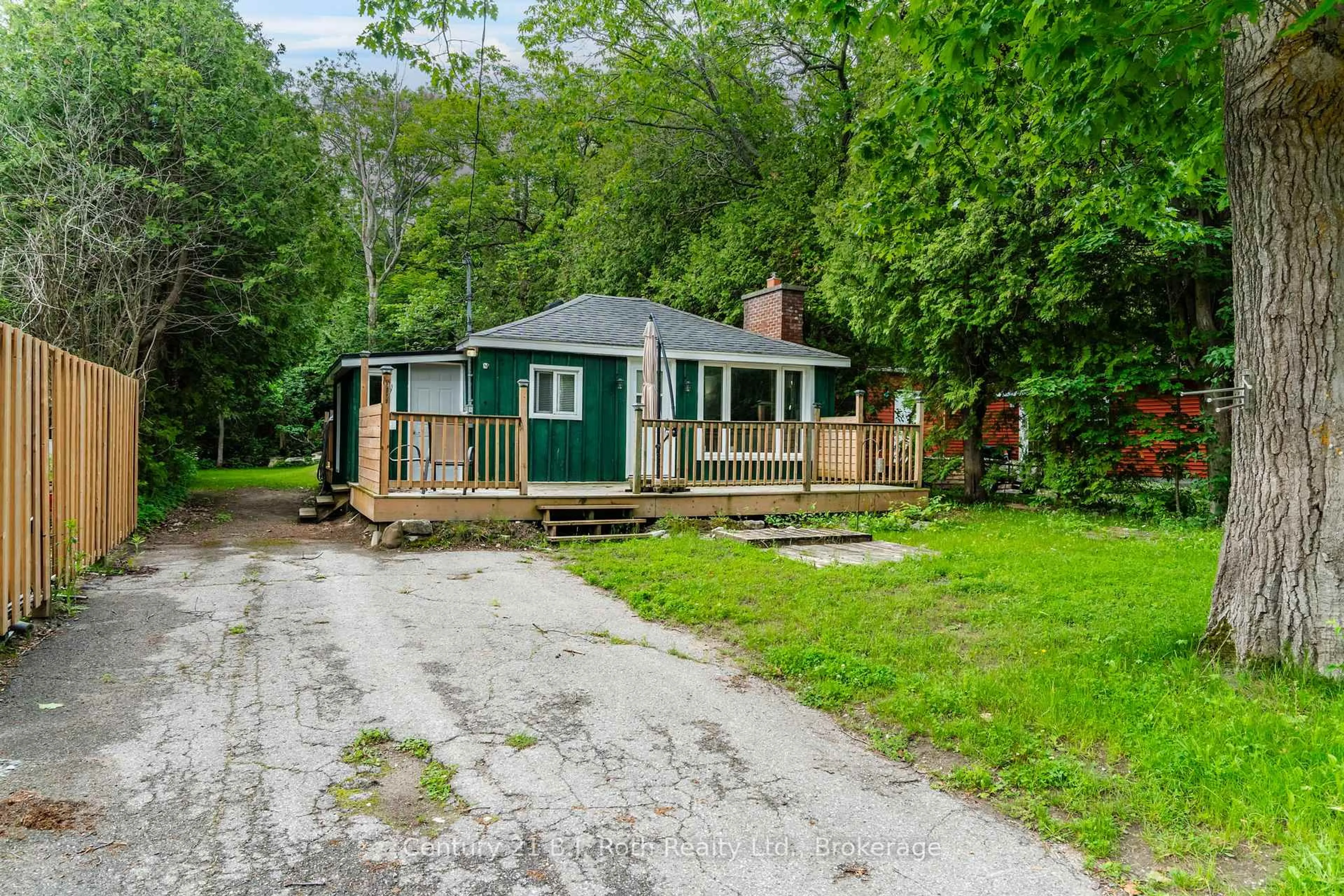 A pic from outside/outdoor area/front of a property/back of a property/a pic from drone, street for 23 Earldom Blvd, Tay Ontario L0K 1R0