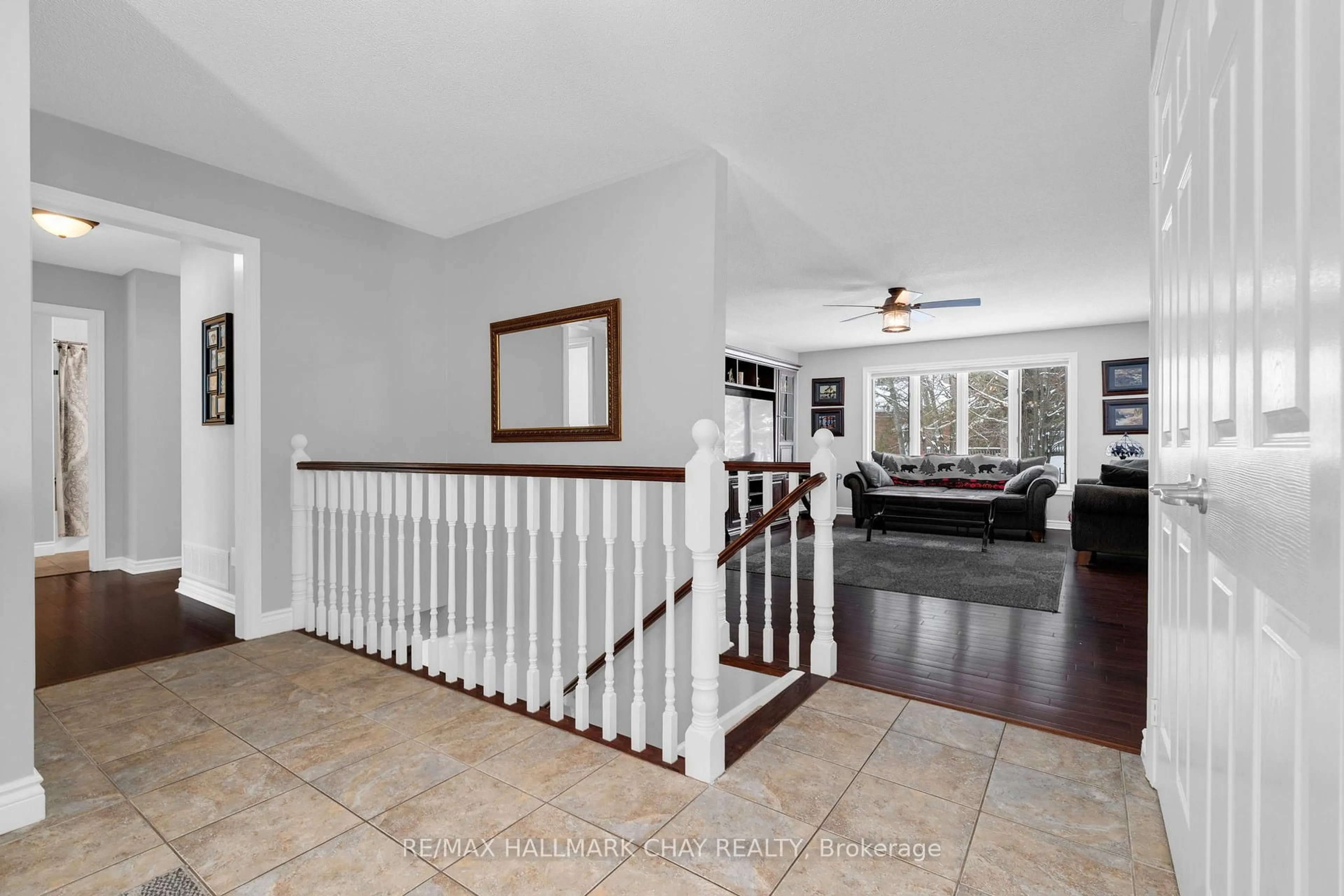 Indoor entryway for 35 Eder Tr, Springwater Ontario L0L 1Y3
