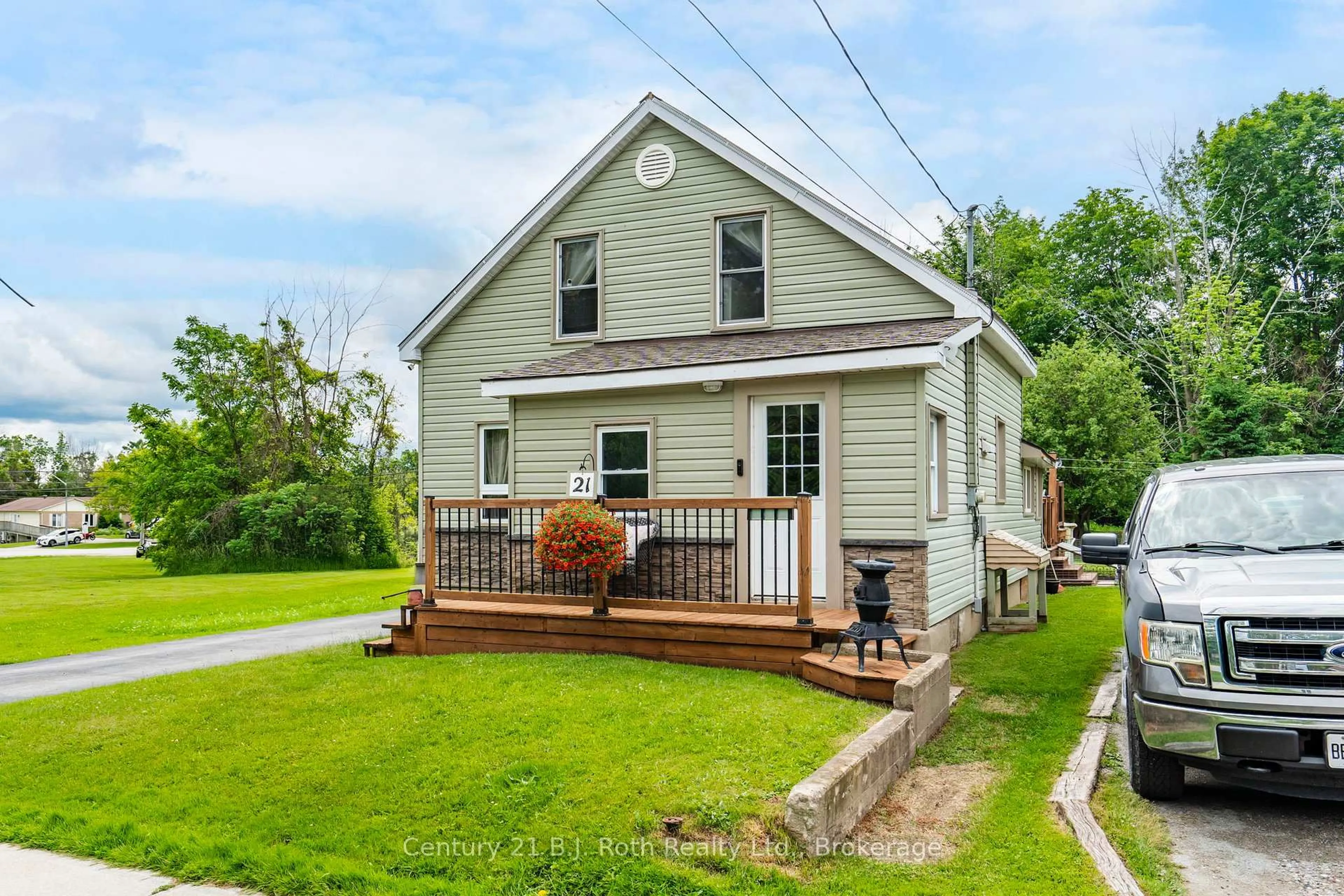 Home with vinyl exterior material, street for 21 Maple St, Tay Ontario L0K 2A0