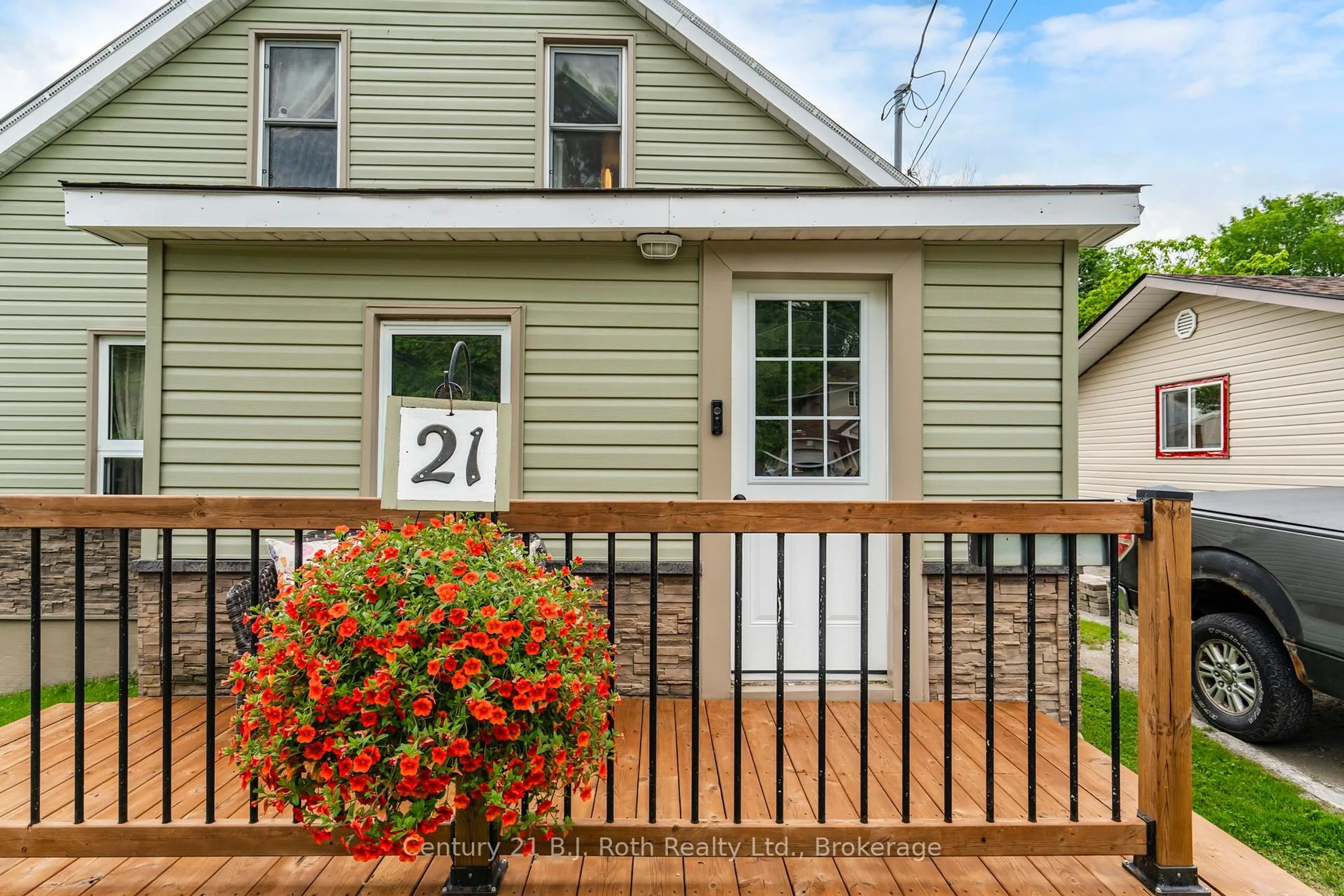Home with vinyl exterior material, street for 21 Maple St, Tay Ontario L0K 2A0