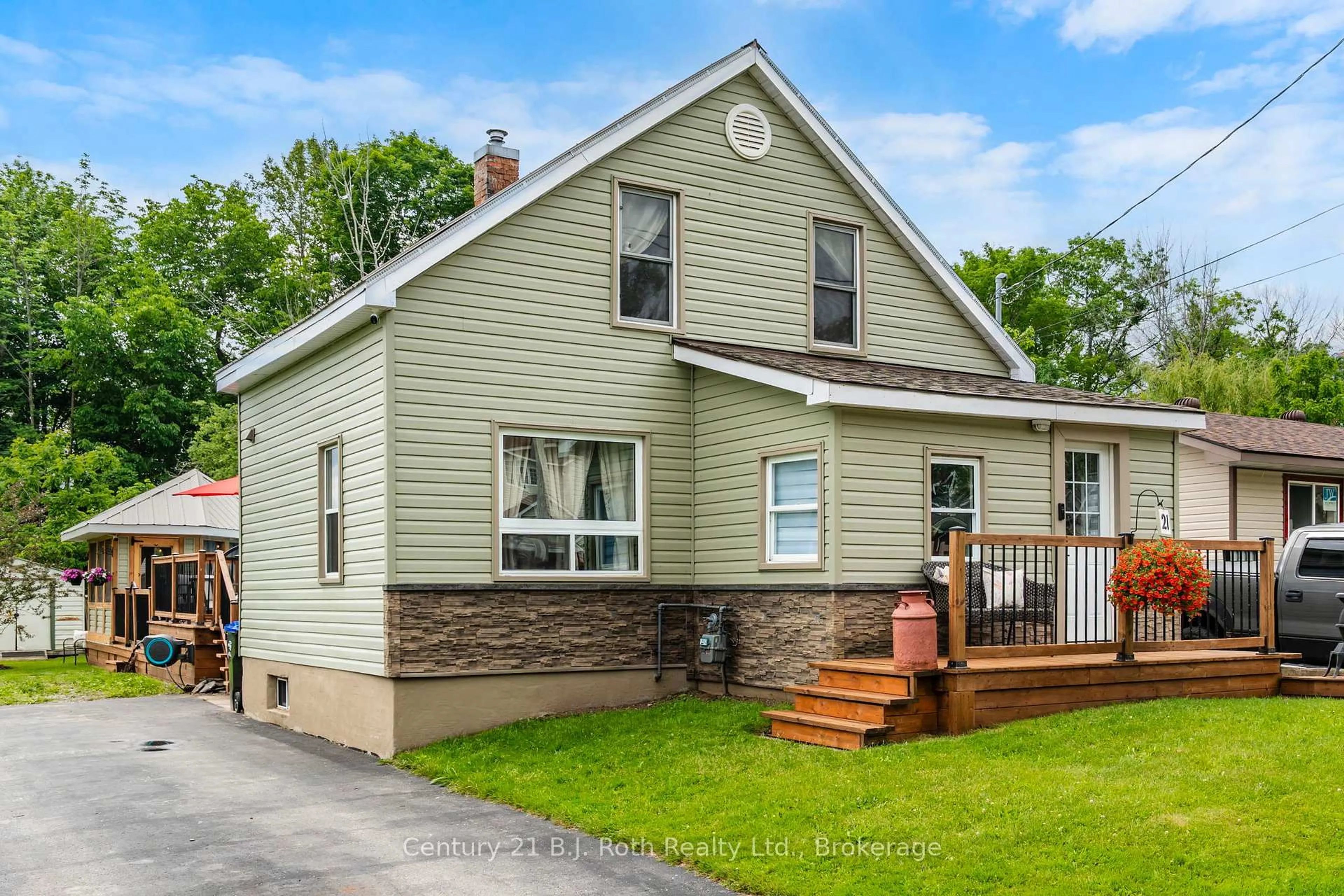 Home with vinyl exterior material, street for 21 Maple St, Tay Ontario L0K 2A0