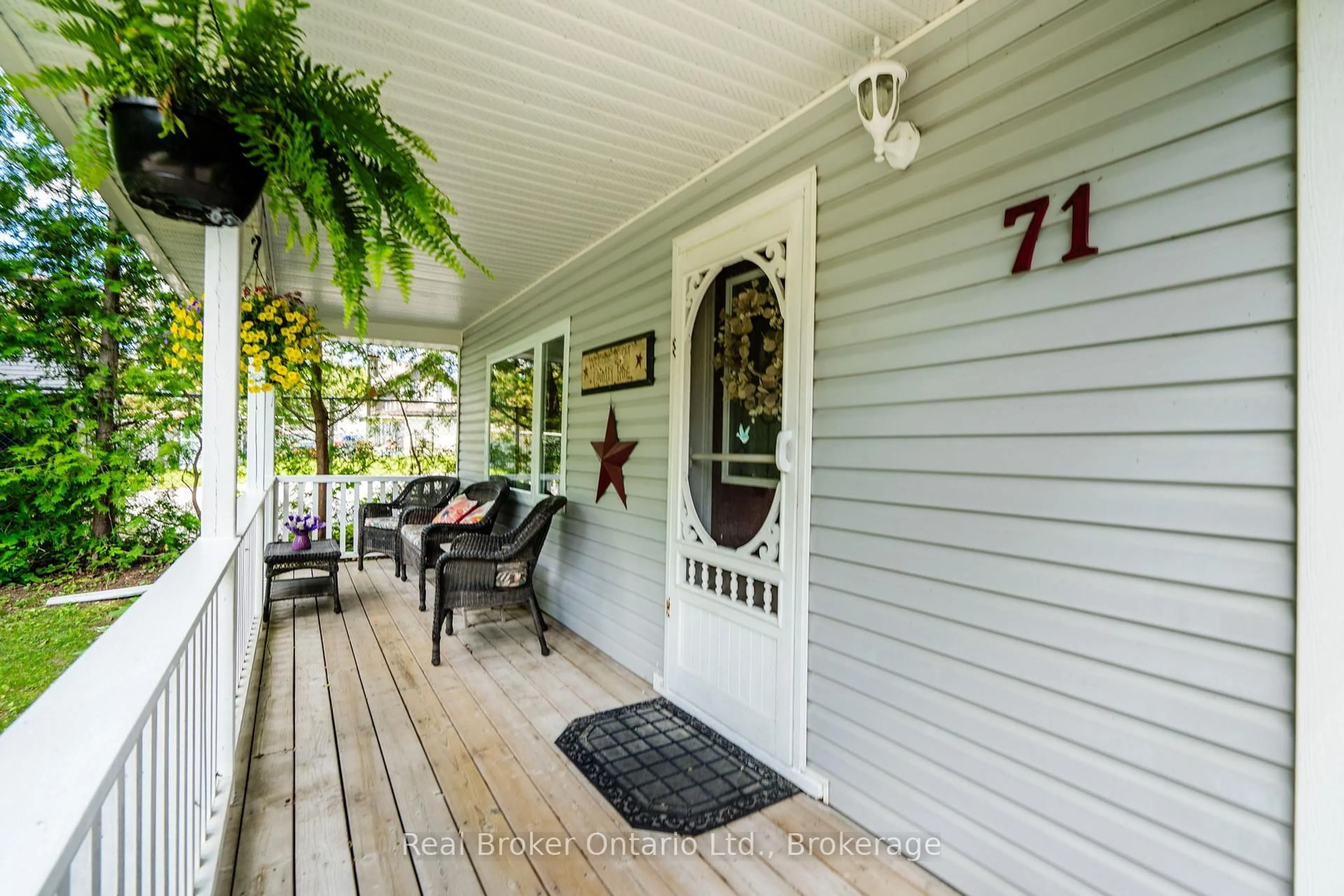 Indoor entryway for 71 Park St, Tay Ontario L0K 2A0