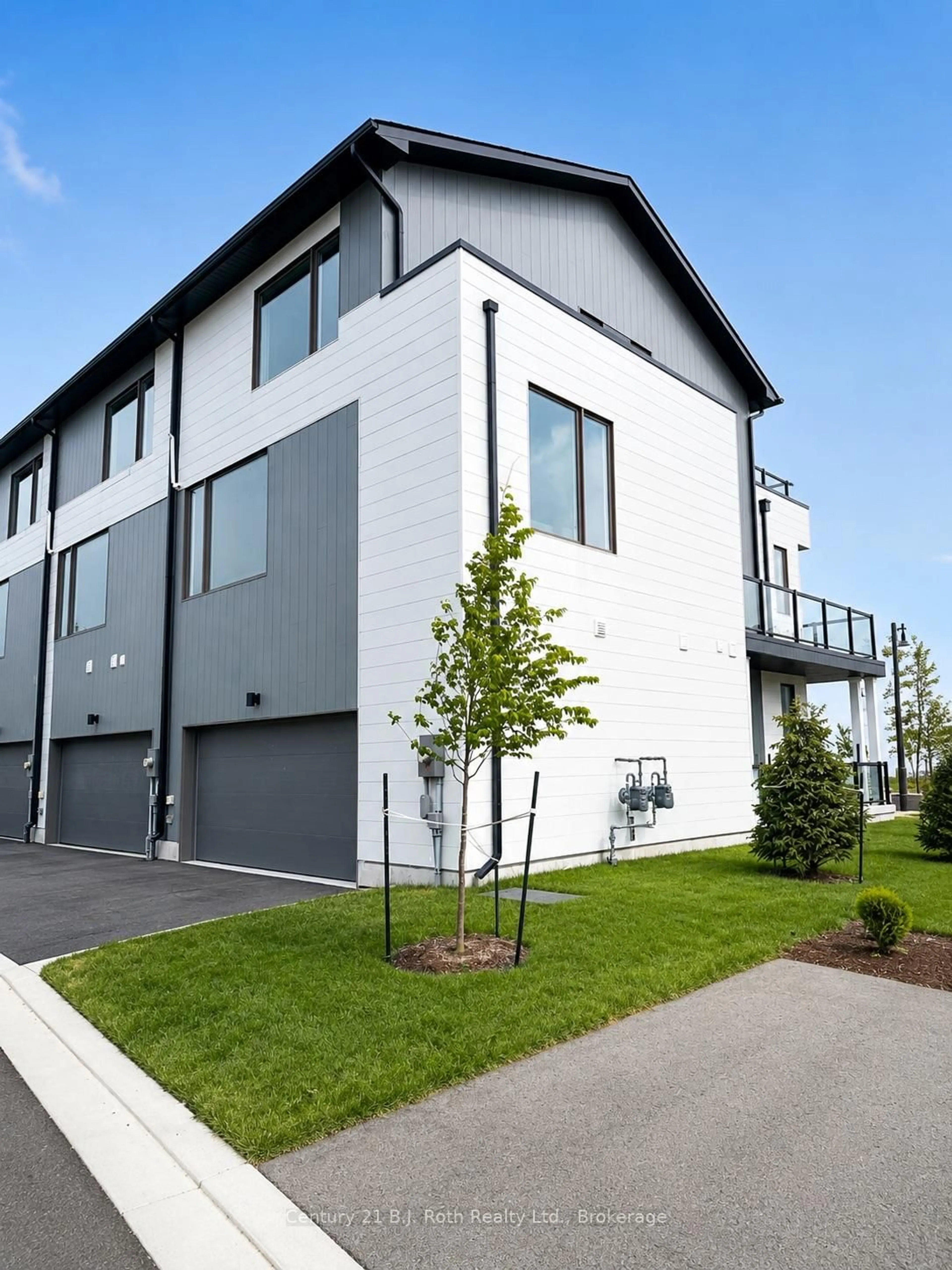 Home with vinyl exterior material, street for 81 Lightfoot Dr, Orillia Ontario L3V 7L8