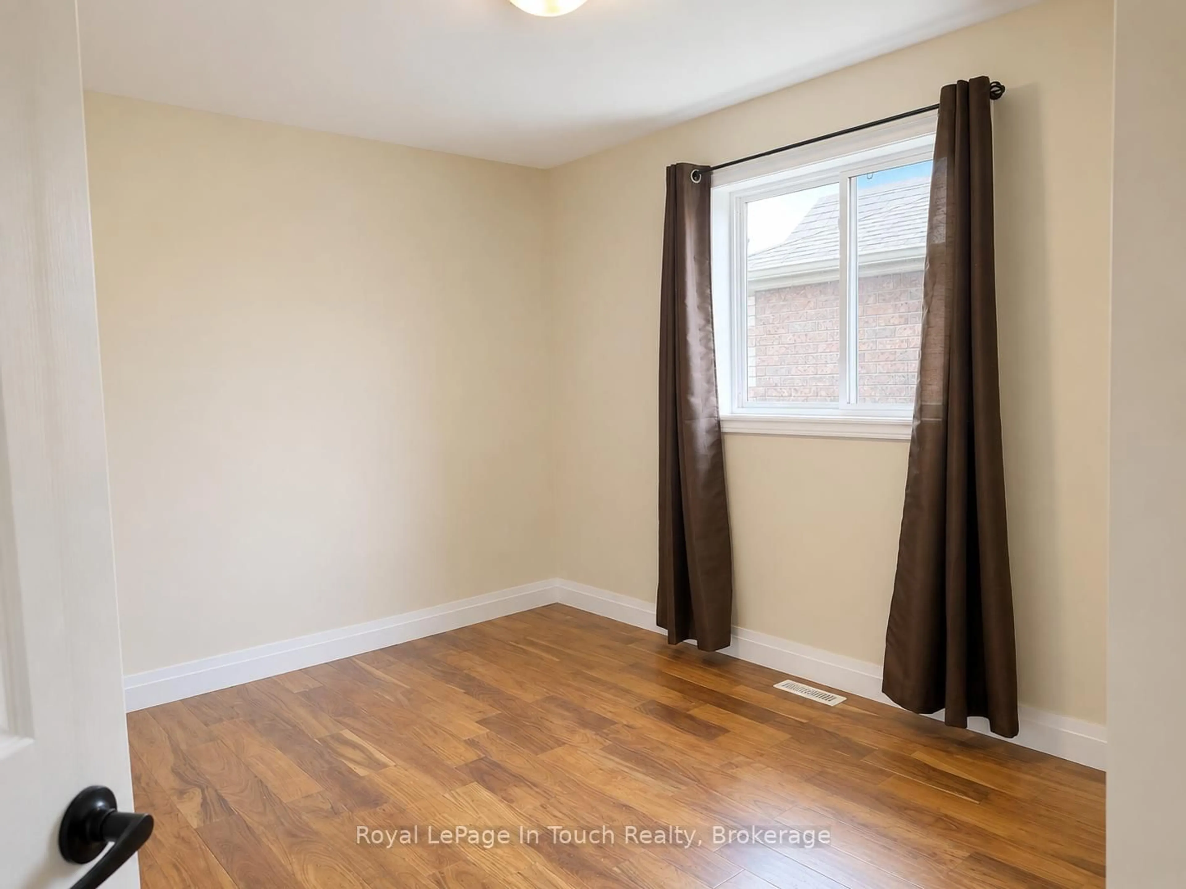 A pic of a room for 4 Danielle Cres, Barrie Ontario L4N 0Y6