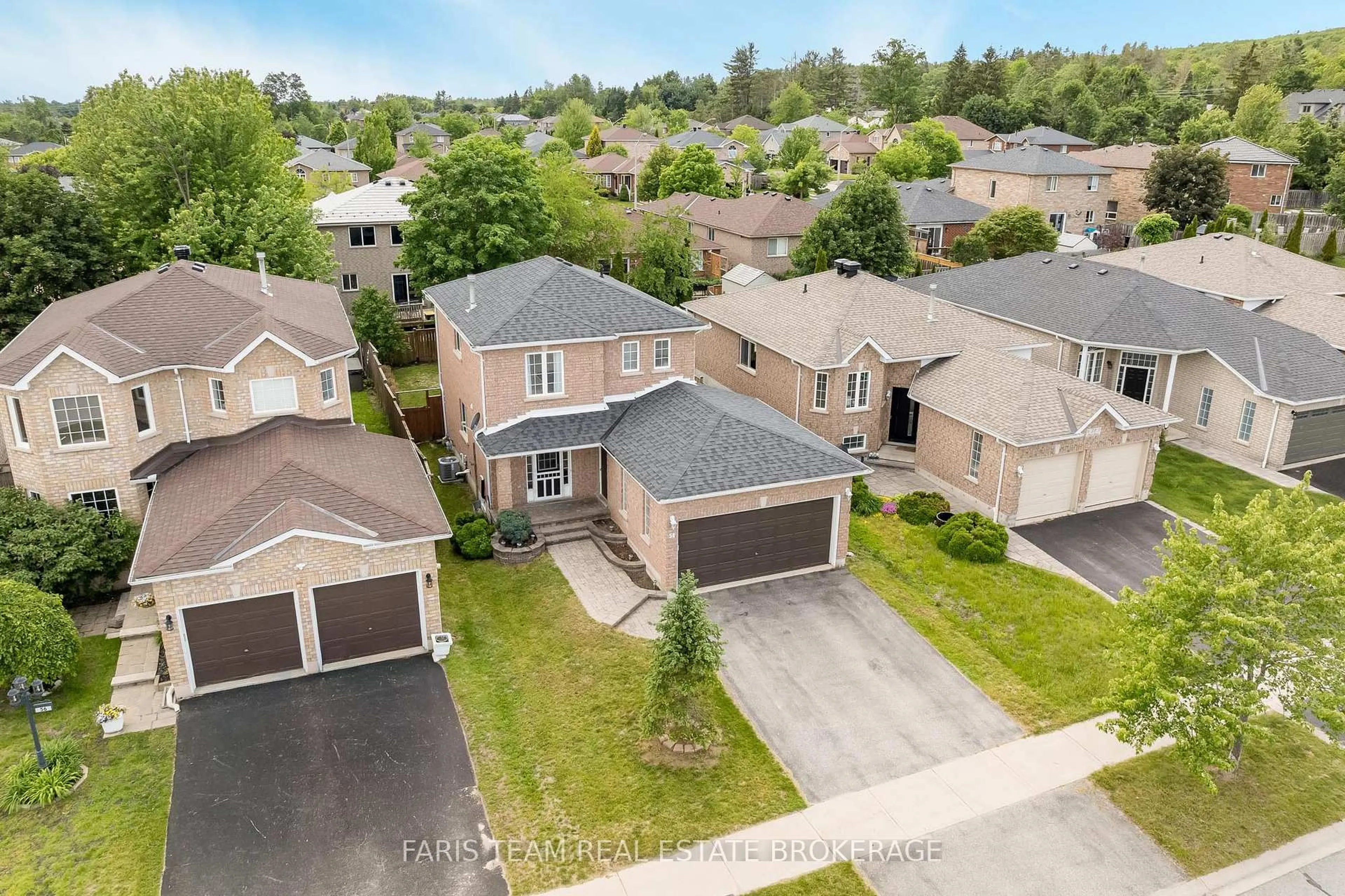 A pic from outside/outdoor area/front of a property/back of a property/a pic from drone, street for 54 Bird St, Barrie Ontario L4N 0X4