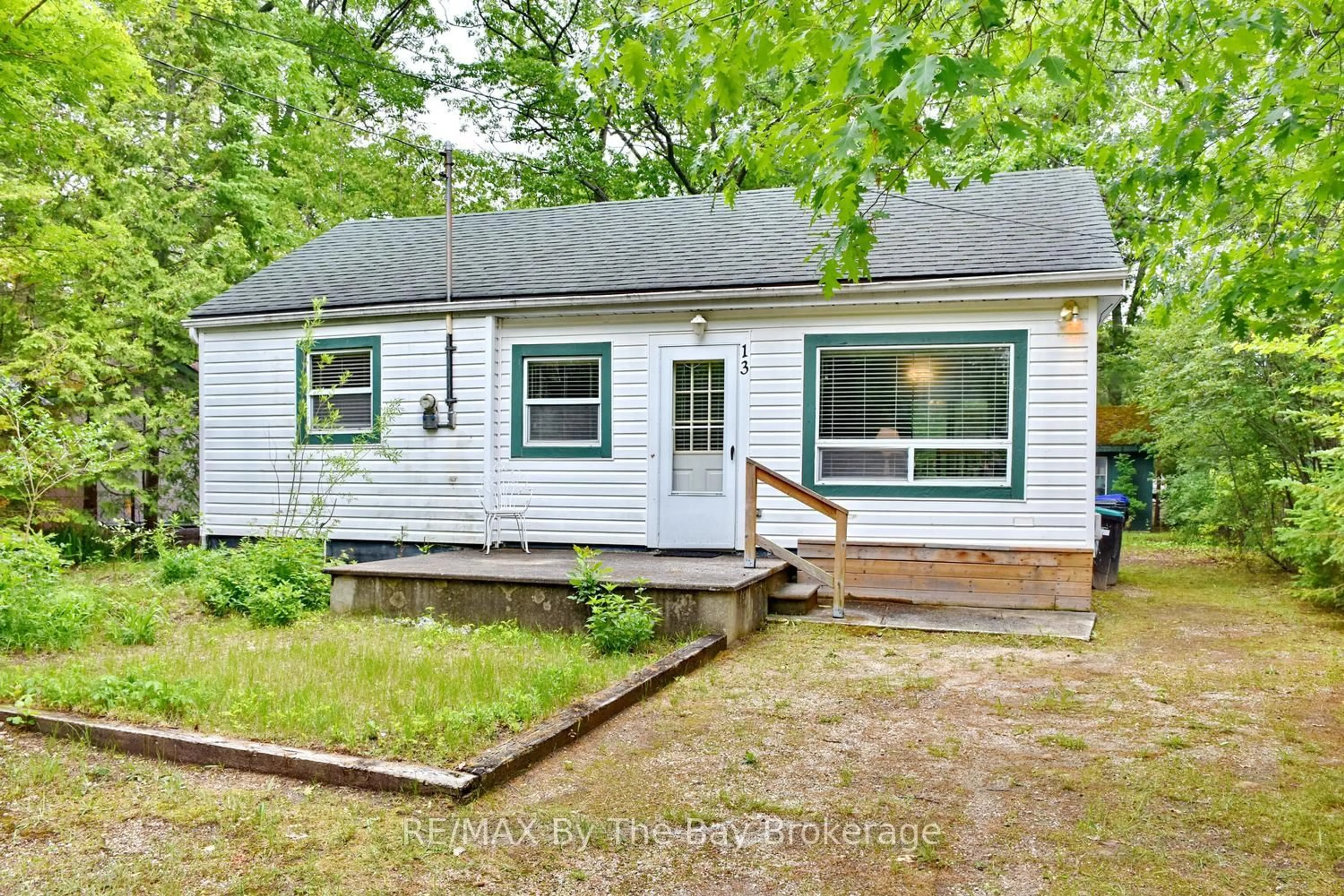 Home with vinyl exterior material, street for 13 5th Lane, Wasaga Beach Ontario L9Z 2E9