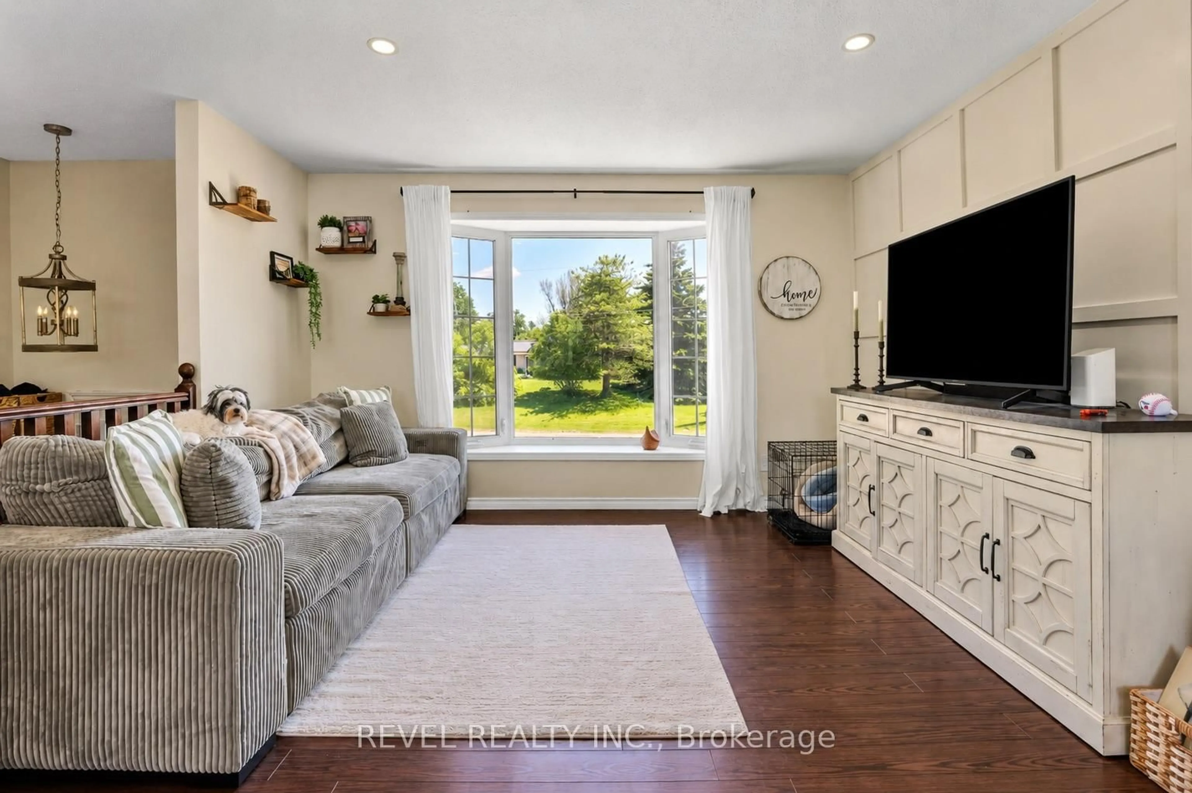Living room with furniture, unknown for 4 Robbins Dr, Oro-Medonte Ontario L0K 2G0