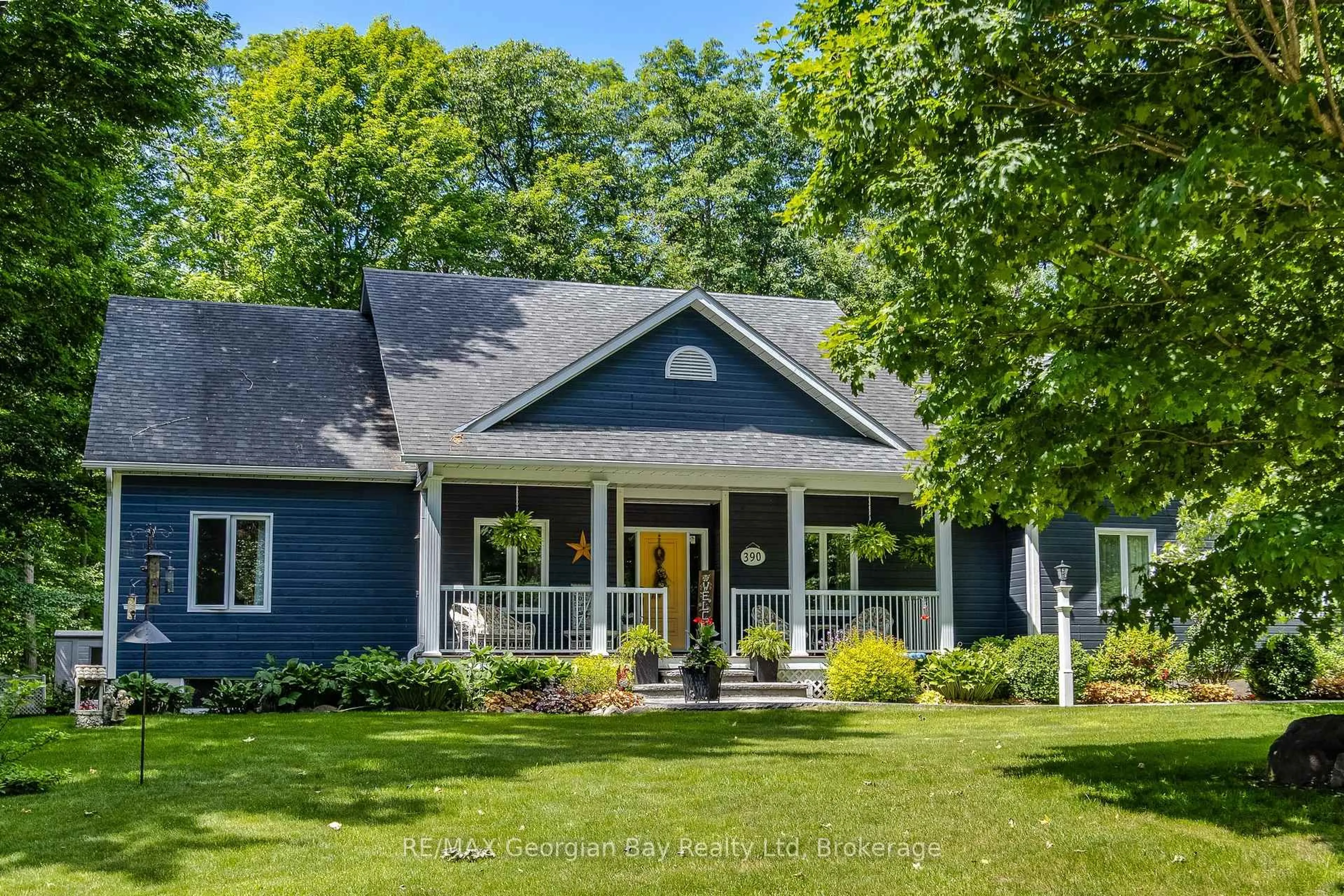 Home with vinyl exterior material, unknown for 390 Puddicombe Rd, Midland Ontario L4R 5G7