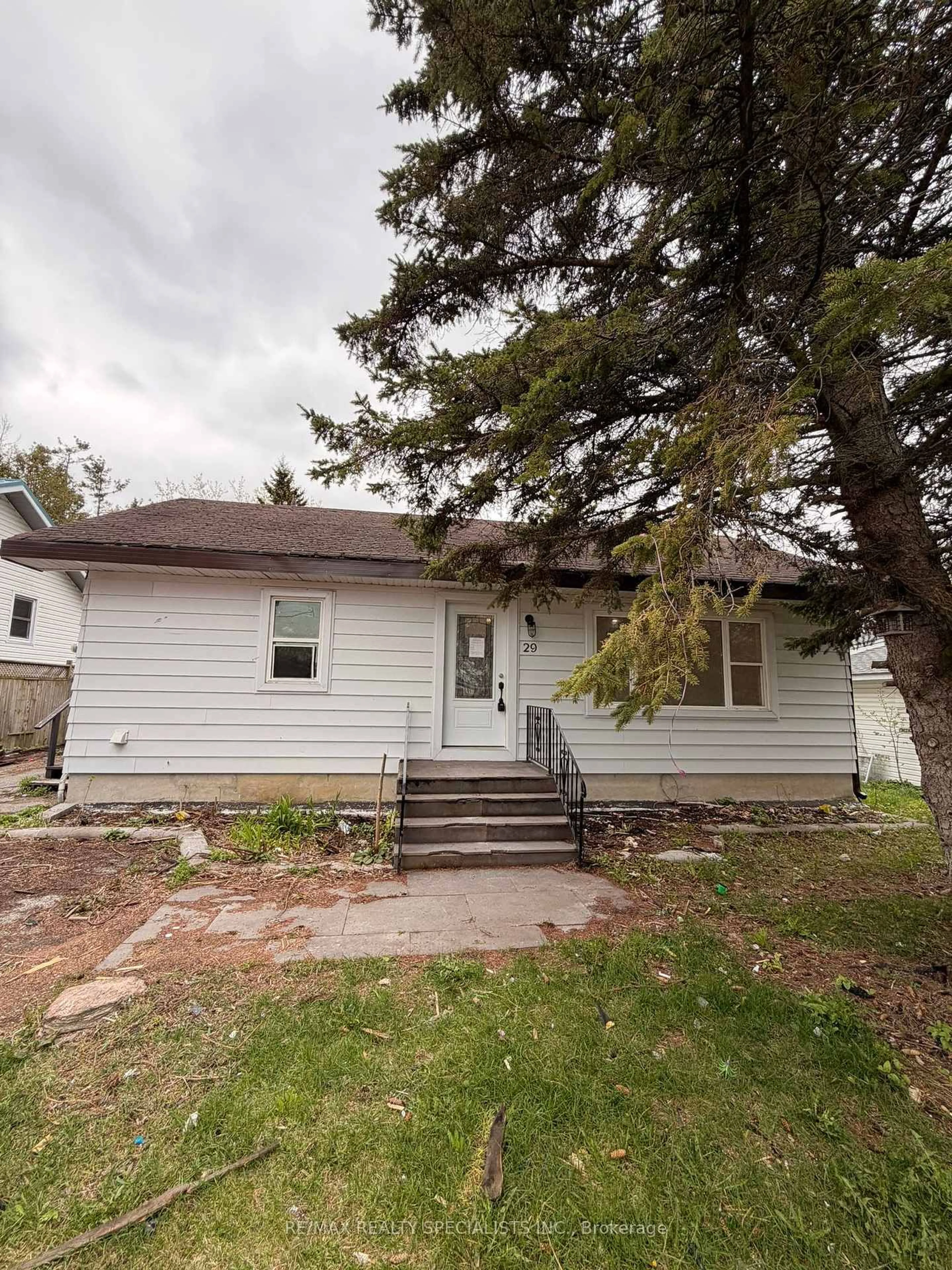 Home with vinyl exterior material, street for 29 Carlton St, Orillia Ontario L3V 6B6
