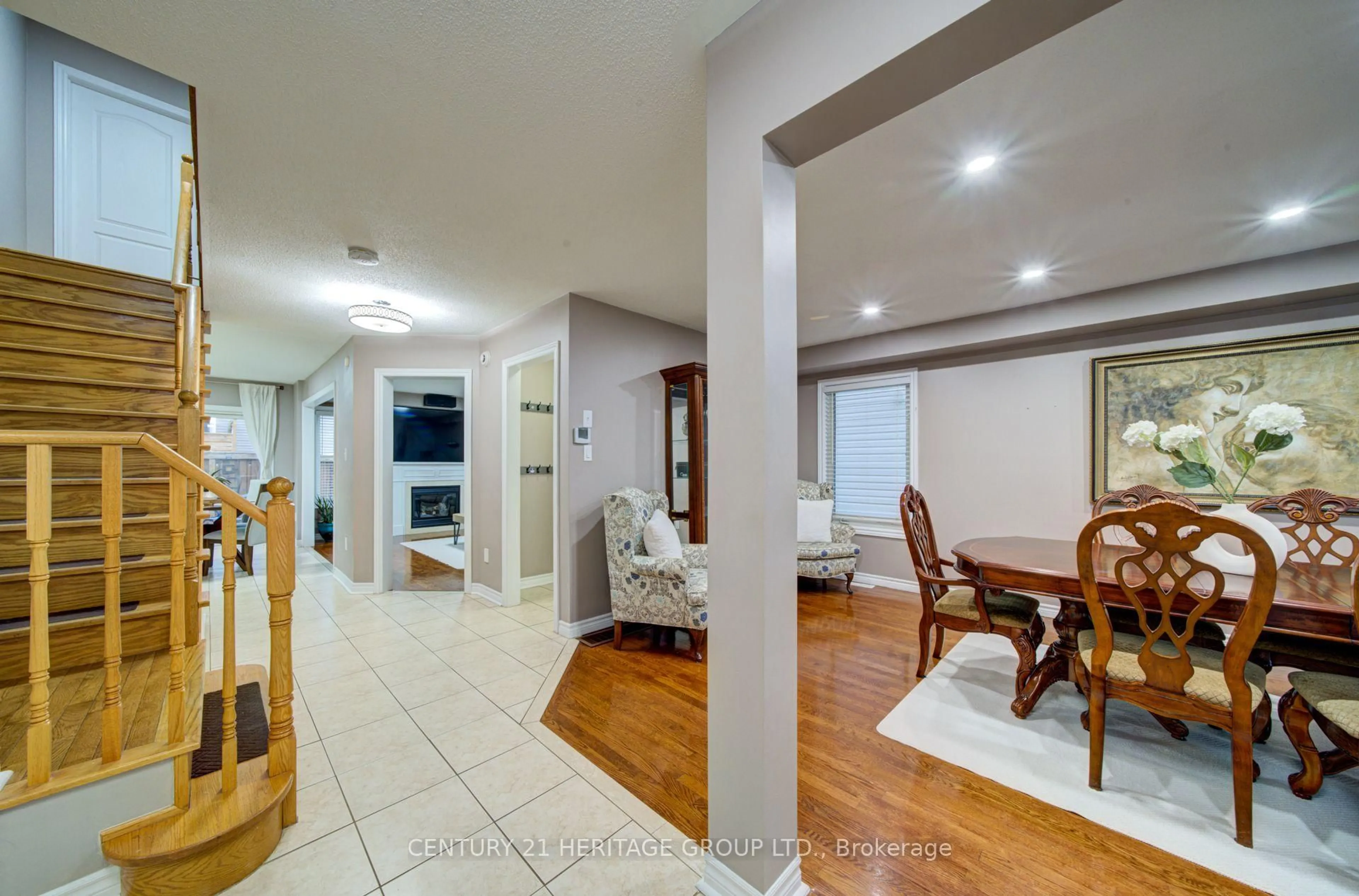 Indoor entryway for 11 Maple Crown Terr, Barrie Ontario L4M 7H3