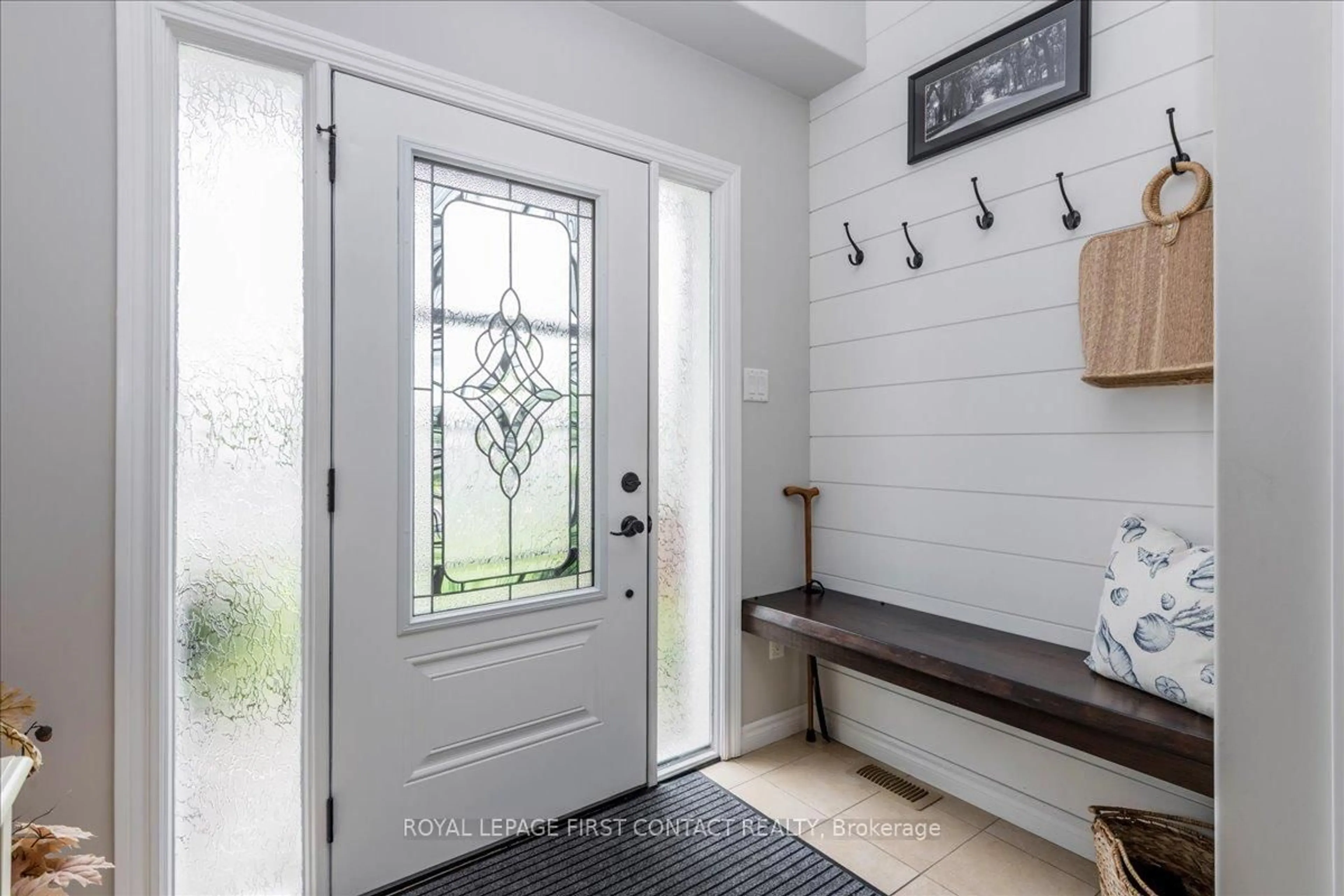 Indoor entryway for 14 Claudio Cres, Barrie Ontario L4N 9E2