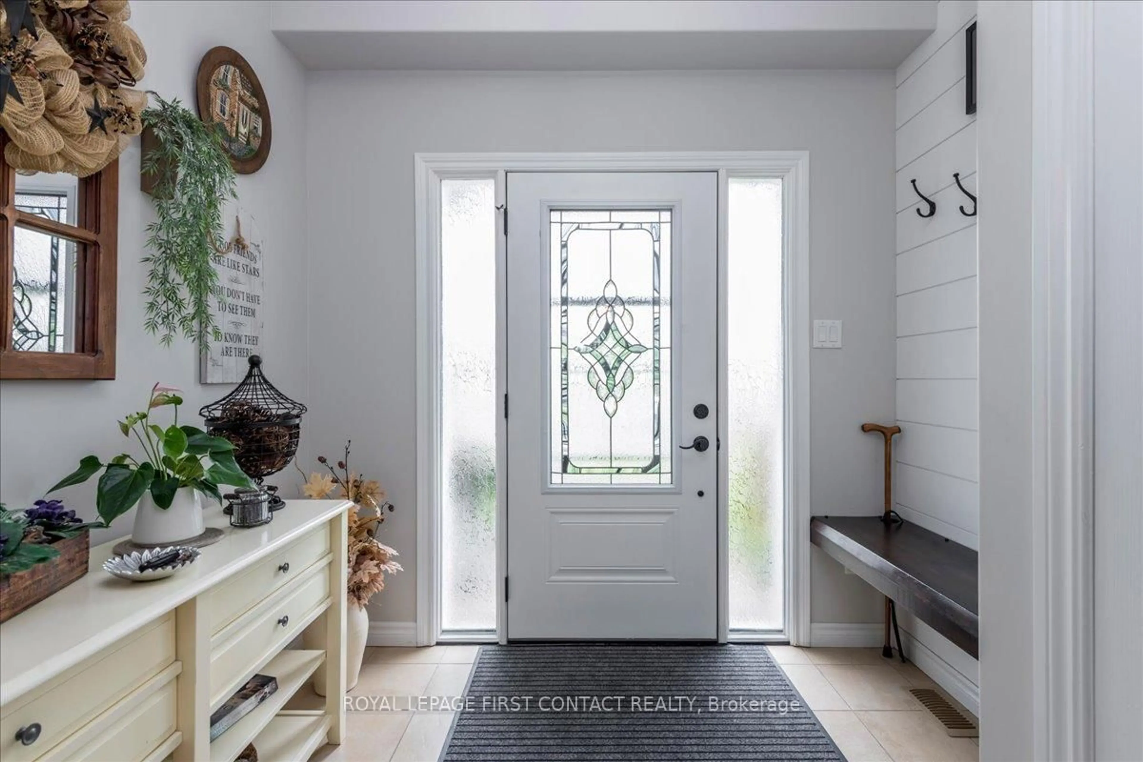 Indoor entryway for 14 Claudio Cres, Barrie Ontario L4N 9E2