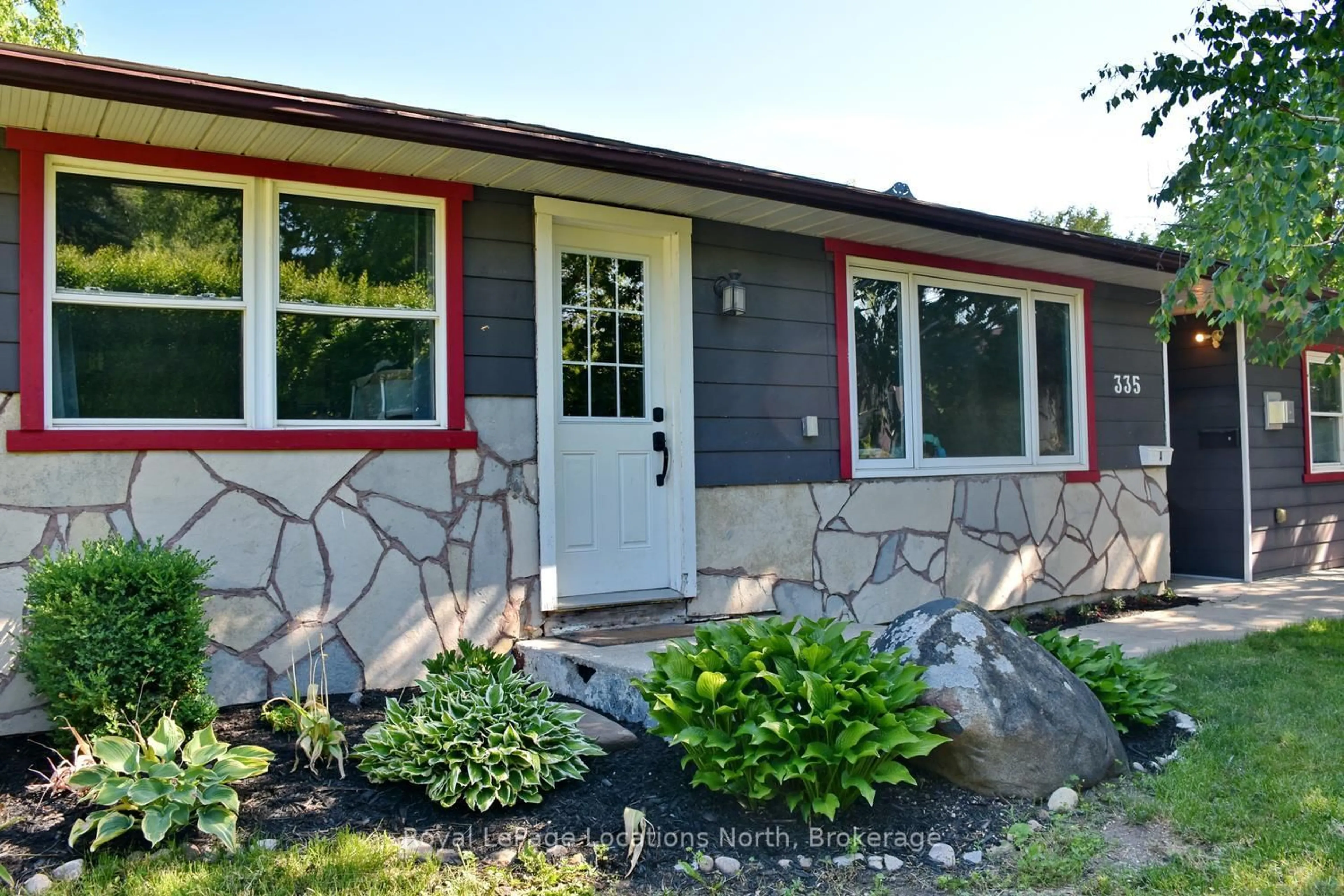 Home with vinyl exterior material, street for 335 Fourth St, Collingwood Ontario L9Y 1S5