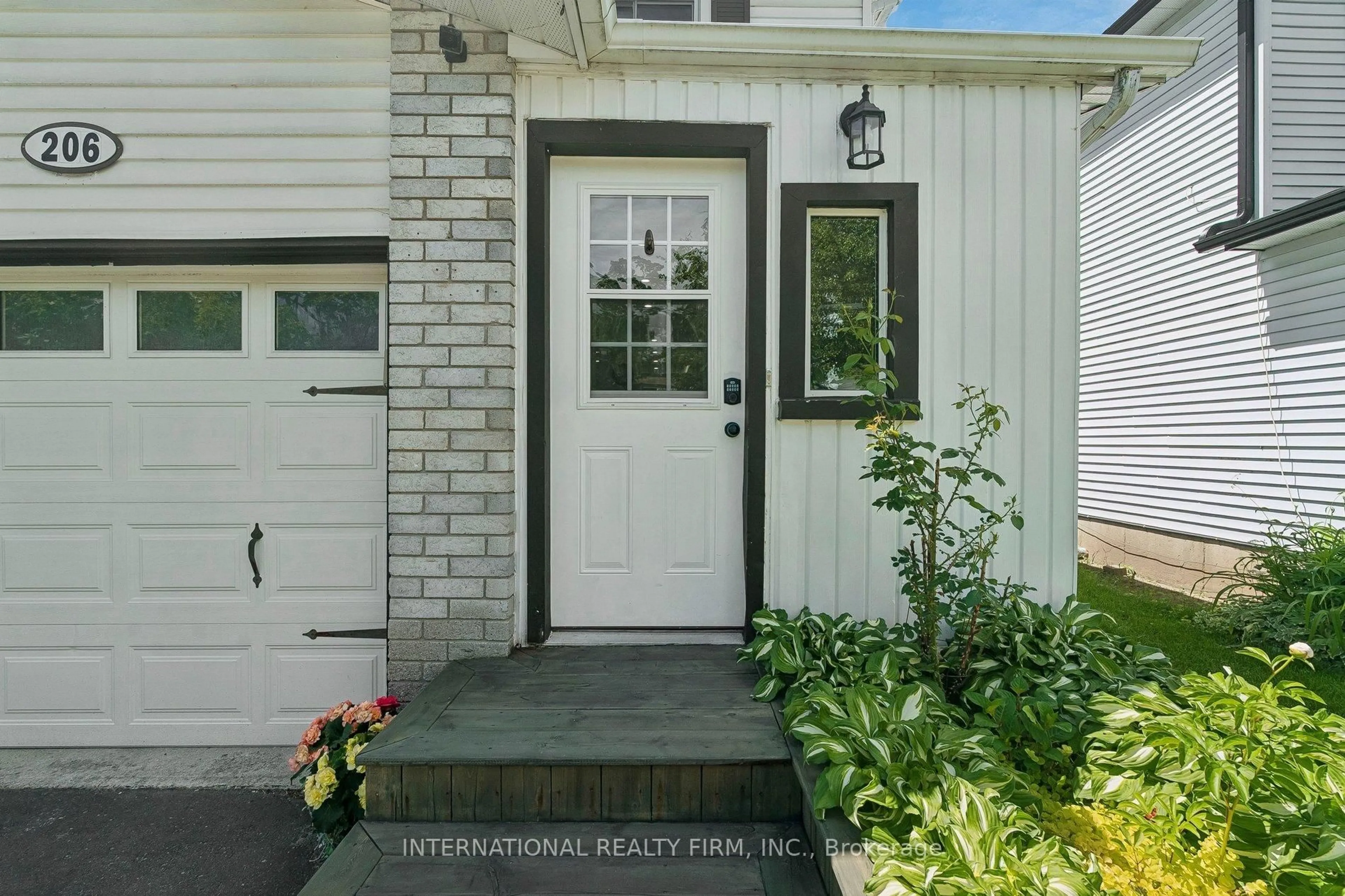 Indoor entryway for 206 Hickling Tr, Barrie Ontario L4M 5W4
