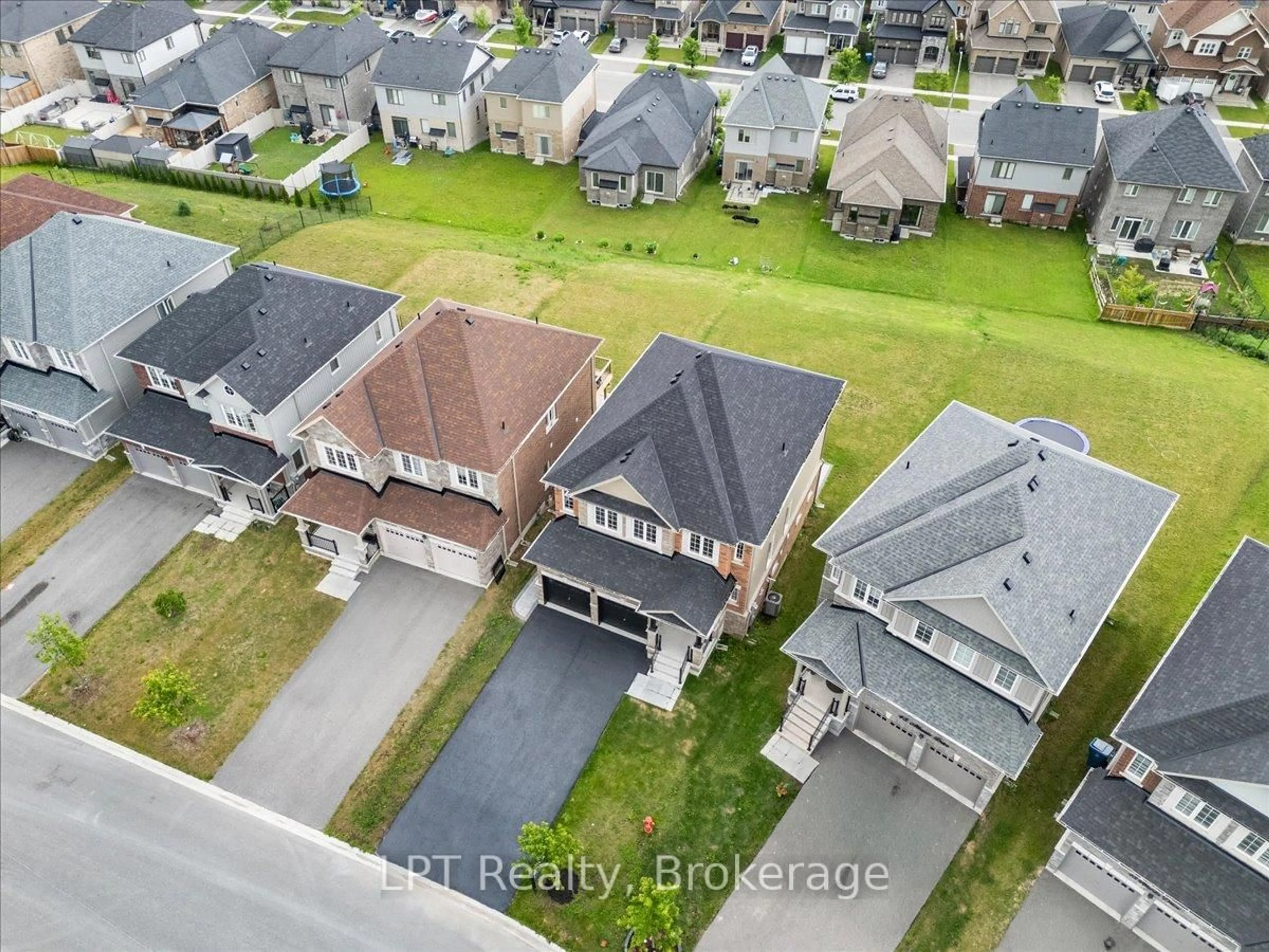 A pic from outside/outdoor area/front of a property/back of a property/a pic from drone, street for 47 Atlantis Dr, Orillia Ontario L3V 8L4