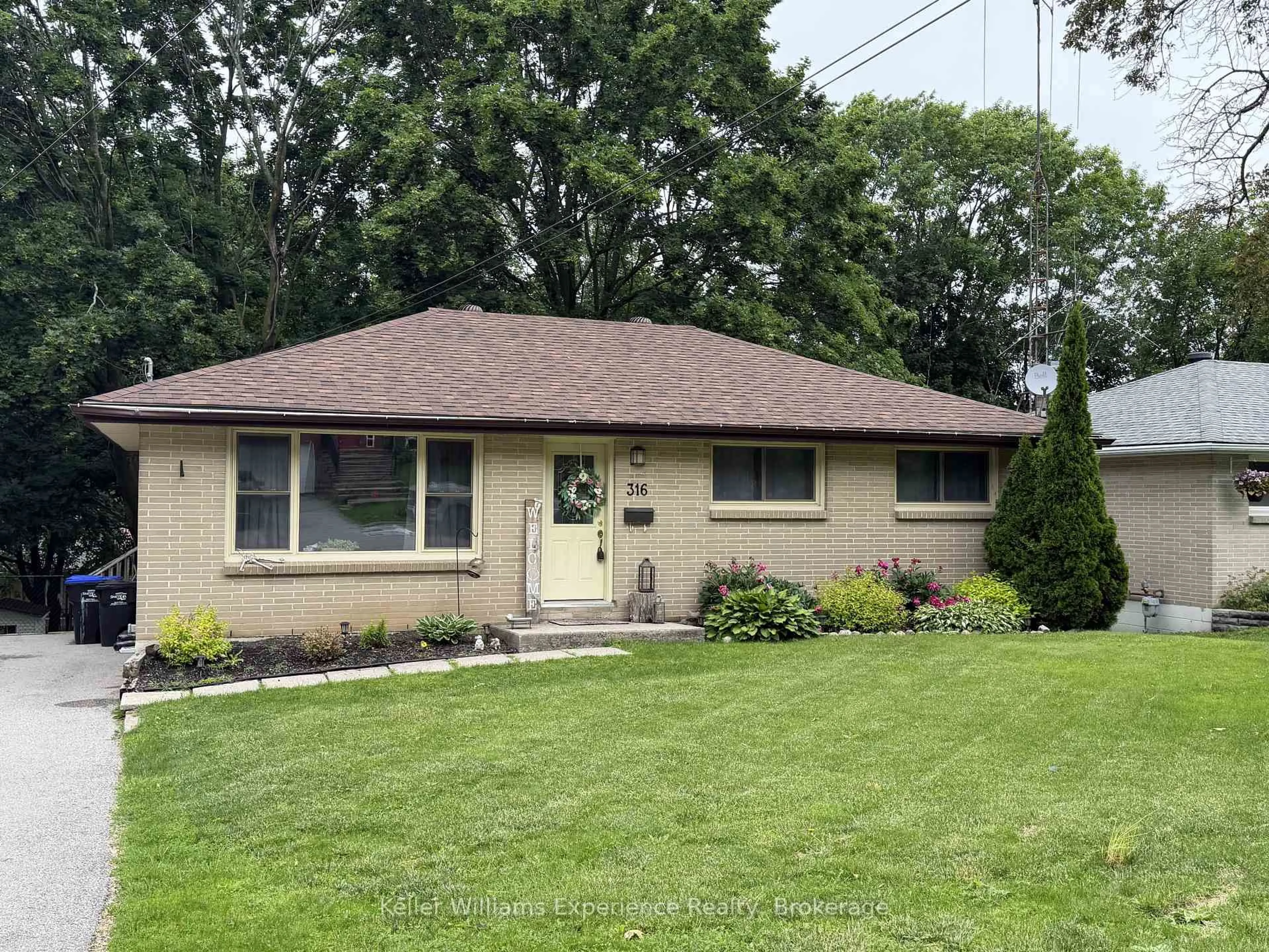 Home with vinyl exterior material, street for 316 HANLY St, Midland Ontario L4R 2N9
