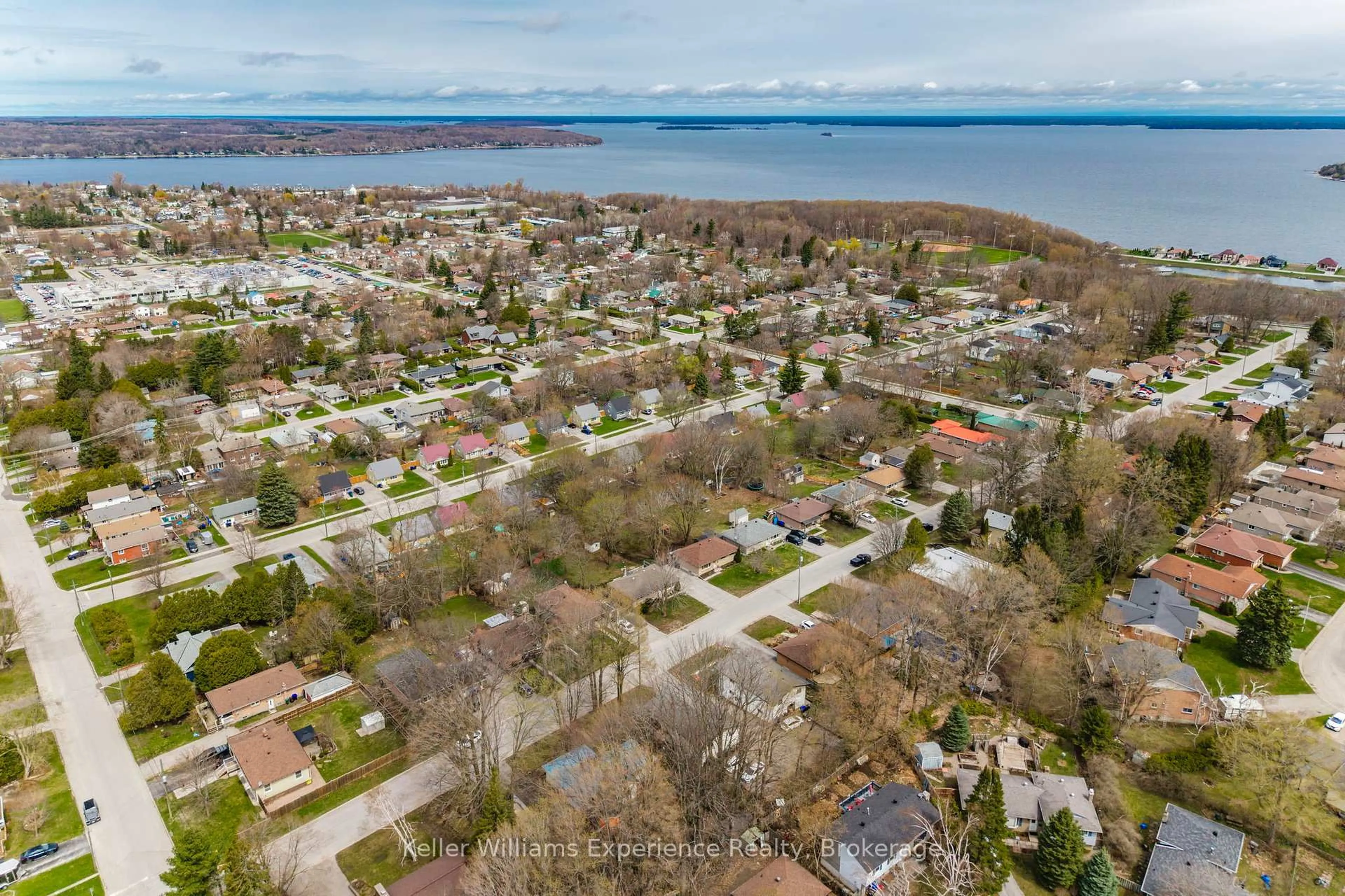 A pic from outside/outdoor area/front of a property/back of a property/a pic from drone, water/lake/river/ocean view for 316 HANLY St, Midland Ontario L4R 2N9