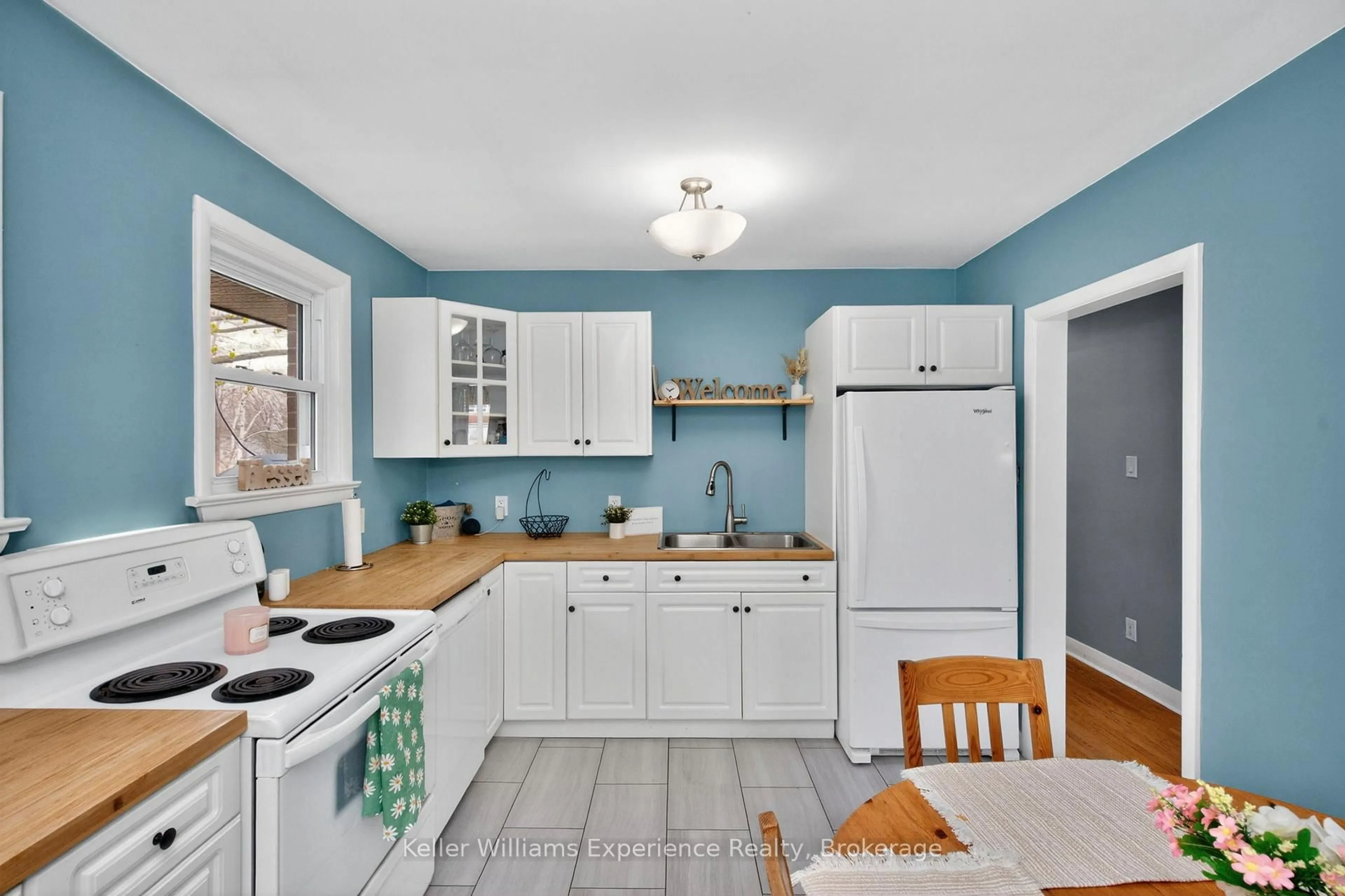 Standard kitchen, ceramic/tile floor for 316 HANLY St, Midland Ontario L4R 2N9