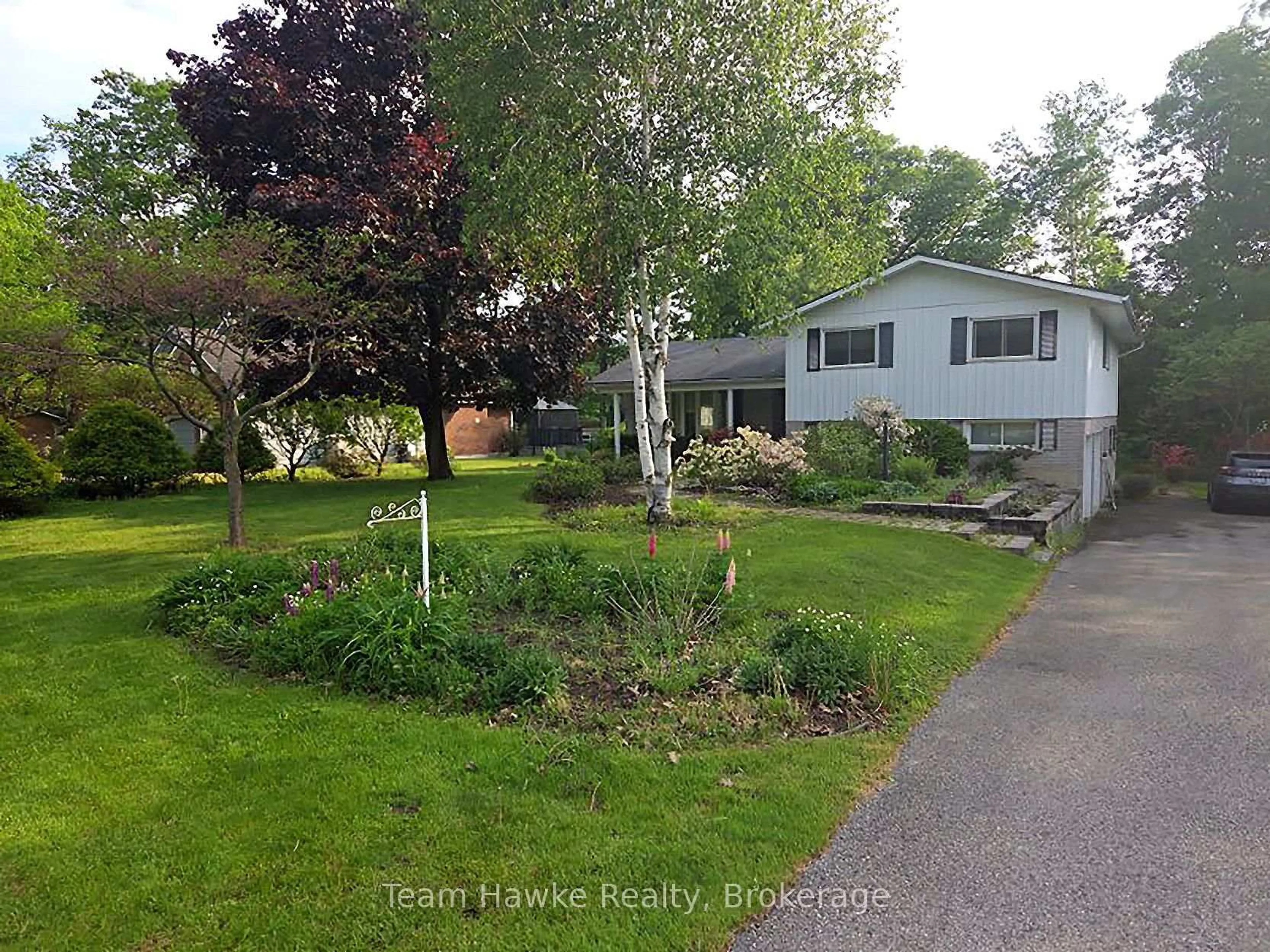 A pic from outside/outdoor area/front of a property/back of a property/a pic from drone, street for 321 Glenbrook Dr, Midland Ontario L4R 5G4