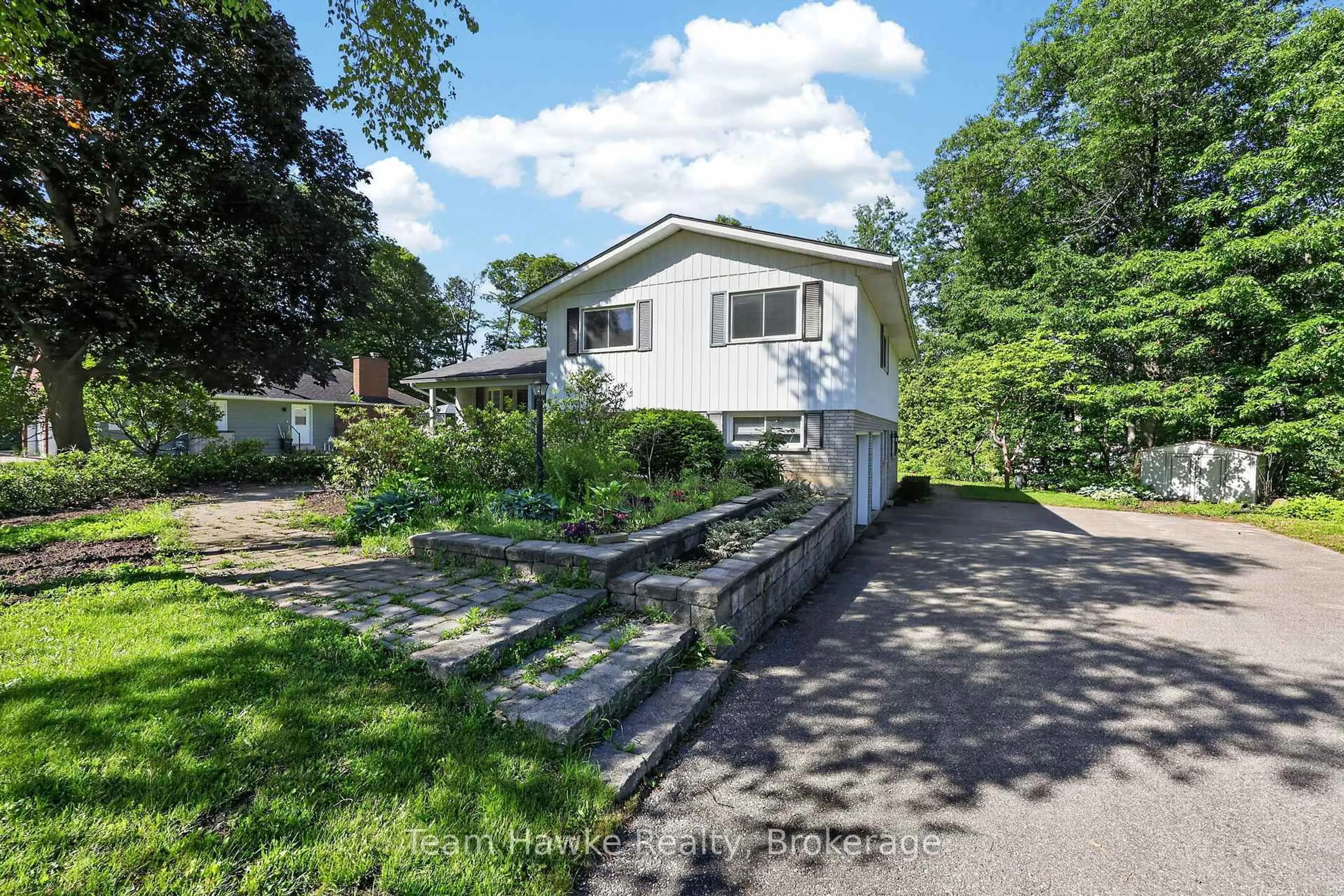 A pic from outside/outdoor area/front of a property/back of a property/a pic from drone, street for 321 Glenbrook Dr, Midland Ontario L4R 5G4